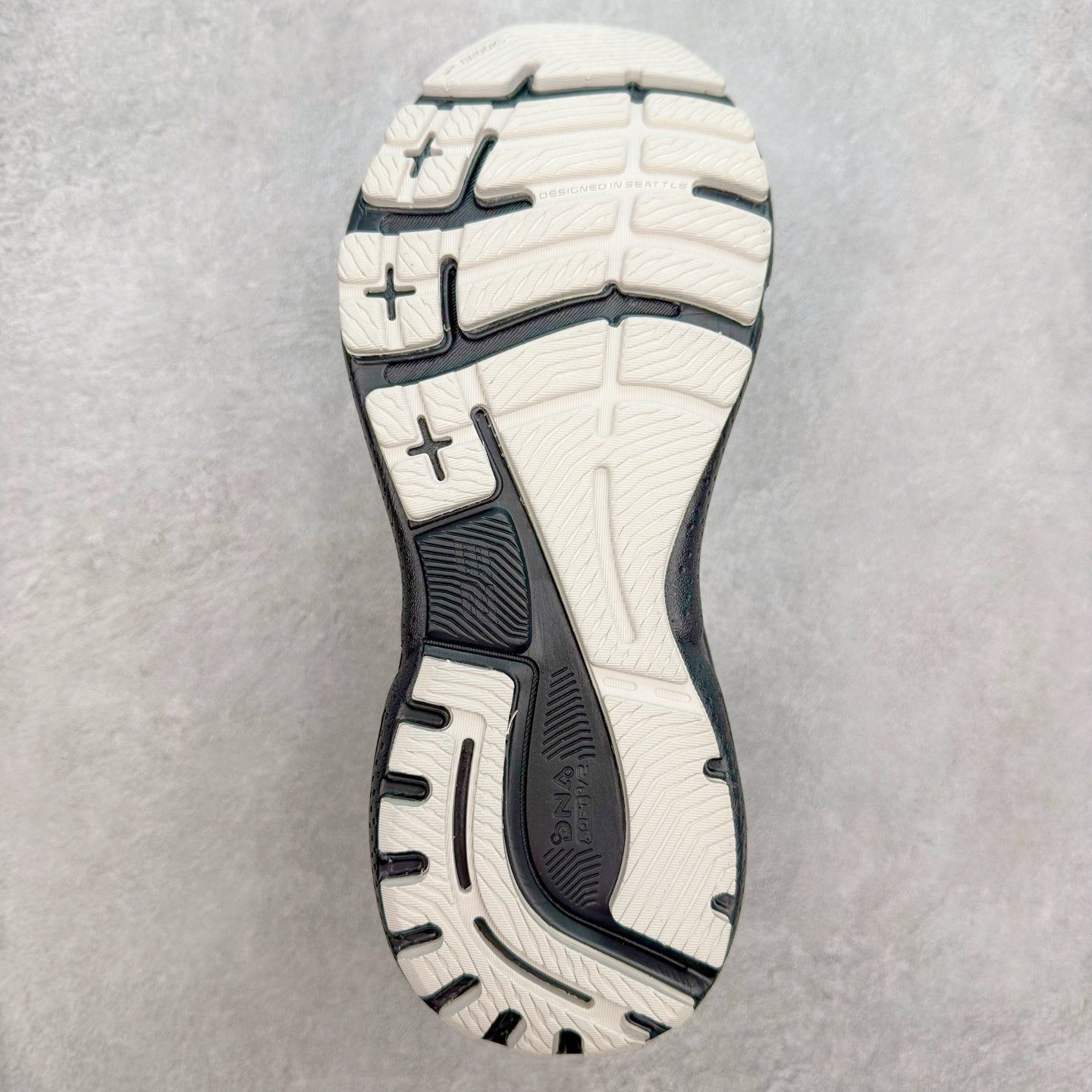 图片[9]-Brooks布鲁克斯 Adrenaline GTS 23 舒适时尚减震透气低帮休闲跑步鞋 Brooks 四大跑鞋之一 百年品牌 跑鞋从外形上基本就能判断这是一款速度跑鞋 简洁干练的外形结构和极强的运动流线型看着非常有速度感 上脚的第一感觉是非常轻 美码9码的鞋单只206g不到 从个人偏好来说 200g左右的竞速鞋最具安全感 鞋面采用单层网布 很薄 前掌使用了大量开放式网眼 排气直接快速 透气性上乘 鞋舌也是轻量化设计 仅为一层麂皮 和脚背完美贴合 鞋舌中央有个防偏穿孔 从实际穿着来看 通常鞋舌都是外偏 如果是防偏穿孔位于中心 防偏效果其实并不十分有效 如果采用趋外侧的偏心设计更有效 鞋帮泡棉填充量不大 但非常紧凑 贴合舒适 包裹稳固 内置硬质TPU保证必要的稳定性 跑鞋中底采用的是DNA FLASH科技材料 DNA FLASH中底科技 是Brooks第一款将氮气注入中底的创新科技 主要原理是借助“超临界流体”发泡技术 将液态氮稳定的转化为气态氮 并使其均匀地形成无数紧密贴合的密闭式气囊结构 尺码：36 36.5 37.5 38 38.5 39 40 40.5 41 42 42.5 43 44 44.5 45 46-选品中心