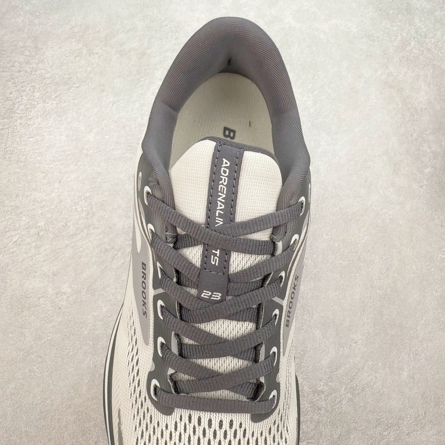 图片[5]-Brooks布鲁克斯 Adrenaline GTS 23 舒适时尚减震透气低帮休闲跑步鞋 Brooks 四大跑鞋之一 百年品牌 跑鞋从外形上基本就能判断这是一款速度跑鞋 简洁干练的外形结构和极强的运动流线型看着非常有速度感 上脚的第一感觉是非常轻 美码9码的鞋单只206g不到 从个人偏好来说 200g左右的竞速鞋最具安全感 鞋面采用单层网布 很薄 前掌使用了大量开放式网眼 排气直接快速 透气性上乘 鞋舌也是轻量化设计 仅为一层麂皮 和脚背完美贴合 鞋舌中央有个防偏穿孔 从实际穿着来看 通常鞋舌都是外偏 如果是防偏穿孔位于中心 防偏效果其实并不十分有效 如果采用趋外侧的偏心设计更有效 鞋帮泡棉填充量不大 但非常紧凑 贴合舒适 包裹稳固 内置硬质TPU保证必要的稳定性 跑鞋中底采用的是DNA FLASH科技材料 DNA FLASH中底科技 是Brooks第一款将氮气注入中底的创新科技 主要原理是借助“超临界流体”发泡技术 将液态氮稳定的转化为气态氮 并使其均匀地形成无数紧密贴合的密闭式气囊结构 尺码：36 36.5 37.5 38 38.5 39 40 40.5 41 42 42.5 43 44 44.5 45 46-选品中心