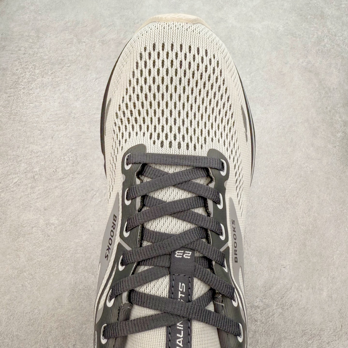 图片[4]-Brooks布鲁克斯 Adrenaline GTS 23 舒适时尚减震透气低帮休闲跑步鞋 Brooks 四大跑鞋之一 百年品牌 跑鞋从外形上基本就能判断这是一款速度跑鞋 简洁干练的外形结构和极强的运动流线型看着非常有速度感 上脚的第一感觉是非常轻 美码9码的鞋单只206g不到 从个人偏好来说 200g左右的竞速鞋最具安全感 鞋面采用单层网布 很薄 前掌使用了大量开放式网眼 排气直接快速 透气性上乘 鞋舌也是轻量化设计 仅为一层麂皮 和脚背完美贴合 鞋舌中央有个防偏穿孔 从实际穿着来看 通常鞋舌都是外偏 如果是防偏穿孔位于中心 防偏效果其实并不十分有效 如果采用趋外侧的偏心设计更有效 鞋帮泡棉填充量不大 但非常紧凑 贴合舒适 包裹稳固 内置硬质TPU保证必要的稳定性 跑鞋中底采用的是DNA FLASH科技材料 DNA FLASH中底科技 是Brooks第一款将氮气注入中底的创新科技 主要原理是借助“超临界流体”发泡技术 将液态氮稳定的转化为气态氮 并使其均匀地形成无数紧密贴合的密闭式气囊结构 尺码：36 36.5 37.5 38 38.5 39 40 40.5 41 42 42.5 43 44 44.5 45 46-选品中心