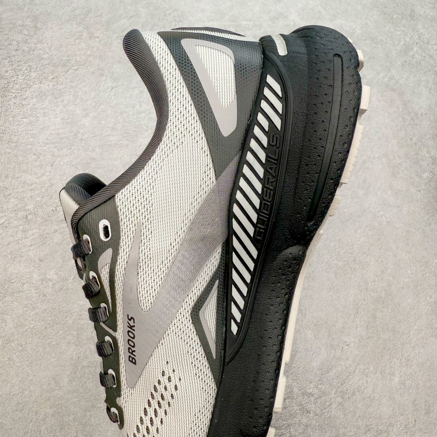 图片[7]-Brooks布鲁克斯 Adrenaline GTS 23 舒适时尚减震透气低帮休闲跑步鞋 Brooks 四大跑鞋之一 百年品牌 跑鞋从外形上基本就能判断这是一款速度跑鞋 简洁干练的外形结构和极强的运动流线型看着非常有速度感 上脚的第一感觉是非常轻 美码9码的鞋单只206g不到 从个人偏好来说 200g左右的竞速鞋最具安全感 鞋面采用单层网布 很薄 前掌使用了大量开放式网眼 排气直接快速 透气性上乘 鞋舌也是轻量化设计 仅为一层麂皮 和脚背完美贴合 鞋舌中央有个防偏穿孔 从实际穿着来看 通常鞋舌都是外偏 如果是防偏穿孔位于中心 防偏效果其实并不十分有效 如果采用趋外侧的偏心设计更有效 鞋帮泡棉填充量不大 但非常紧凑 贴合舒适 包裹稳固 内置硬质TPU保证必要的稳定性 跑鞋中底采用的是DNA FLASH科技材料 DNA FLASH中底科技 是Brooks第一款将氮气注入中底的创新科技 主要原理是借助“超临界流体”发泡技术 将液态氮稳定的转化为气态氮 并使其均匀地形成无数紧密贴合的密闭式气囊结构 尺码：36 36.5 37.5 38 38.5 39 40 40.5 41 42 42.5 43 44 44.5 45 46-选品中心