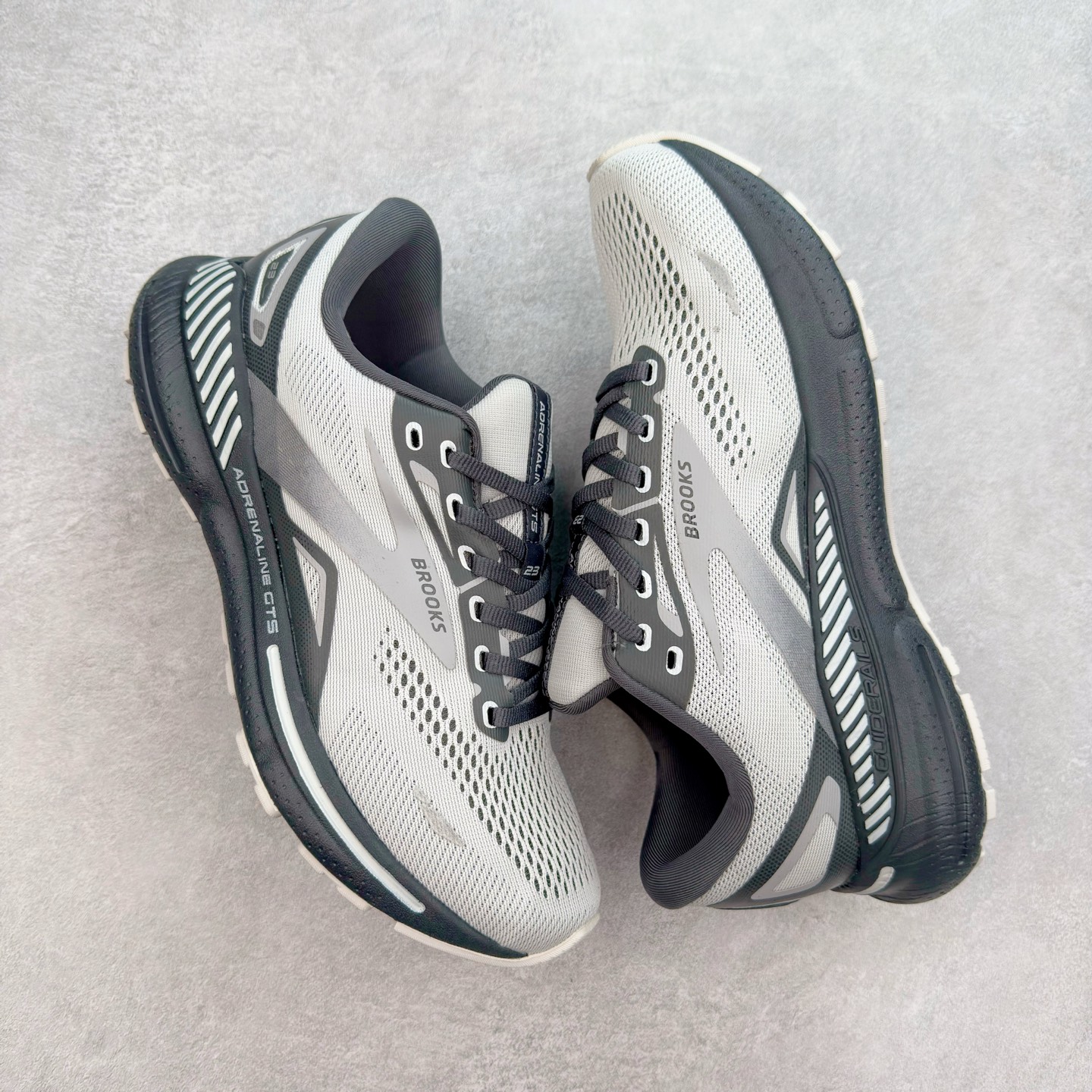 图片[3]-Brooks布鲁克斯 Adrenaline GTS 23 舒适时尚减震透气低帮休闲跑步鞋 Brooks 四大跑鞋之一 百年品牌 跑鞋从外形上基本就能判断这是一款速度跑鞋 简洁干练的外形结构和极强的运动流线型看着非常有速度感 上脚的第一感觉是非常轻 美码9码的鞋单只206g不到 从个人偏好来说 200g左右的竞速鞋最具安全感 鞋面采用单层网布 很薄 前掌使用了大量开放式网眼 排气直接快速 透气性上乘 鞋舌也是轻量化设计 仅为一层麂皮 和脚背完美贴合 鞋舌中央有个防偏穿孔 从实际穿着来看 通常鞋舌都是外偏 如果是防偏穿孔位于中心 防偏效果其实并不十分有效 如果采用趋外侧的偏心设计更有效 鞋帮泡棉填充量不大 但非常紧凑 贴合舒适 包裹稳固 内置硬质TPU保证必要的稳定性 跑鞋中底采用的是DNA FLASH科技材料 DNA FLASH中底科技 是Brooks第一款将氮气注入中底的创新科技 主要原理是借助“超临界流体”发泡技术 将液态氮稳定的转化为气态氮 并使其均匀地形成无数紧密贴合的密闭式气囊结构 尺码：36 36.5 37.5 38 38.5 39 40 40.5 41 42 42.5 43 44 44.5 45 46-选品中心