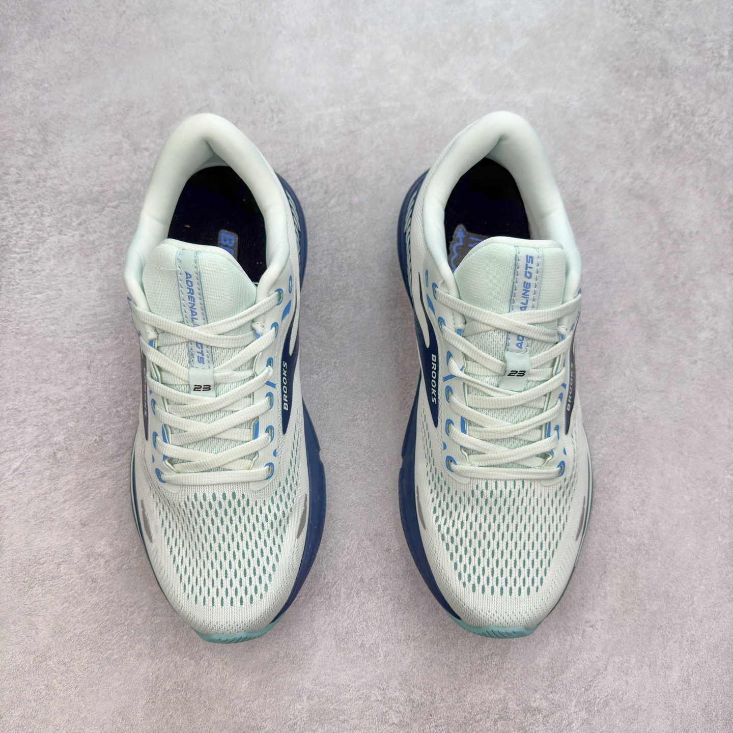 图片[2]-Brooks布鲁克斯 Adrenaline GTS 23 舒适时尚减震透气低帮休闲跑步鞋 Brooks 四大跑鞋之一 百年品牌 跑鞋从外形上基本就能判断这是一款速度跑鞋 简洁干练的外形结构和极强的运动流线型看着非常有速度感 上脚的第一感觉是非常轻 美码9码的鞋单只206g不到 从个人偏好来说 200g左右的竞速鞋最具安全感 鞋面采用单层网布 很薄 前掌使用了大量开放式网眼 排气直接快速 透气性上乘 鞋舌也是轻量化设计 仅为一层麂皮 和脚背完美贴合 鞋舌中央有个防偏穿孔 从实际穿着来看 通常鞋舌都是外偏 如果是防偏穿孔位于中心 防偏效果其实并不十分有效 如果采用趋外侧的偏心设计更有效 鞋帮泡棉填充量不大 但非常紧凑 贴合舒适 包裹稳固 内置硬质TPU保证必要的稳定性 跑鞋中底采用的是DNA FLASH科技材料 DNA FLASH中底科技 是Brooks第一款将氮气注入中底的创新科技 主要原理是借助“超临界流体”发泡技术 将液态氮稳定的转化为气态氮 并使其均匀地形成无数紧密贴合的密闭式气囊结构 尺码：36 36.5 37.5 38 38.5 39 40 40.5 41 42 42.5 43 44 44.5 45 46-选品中心