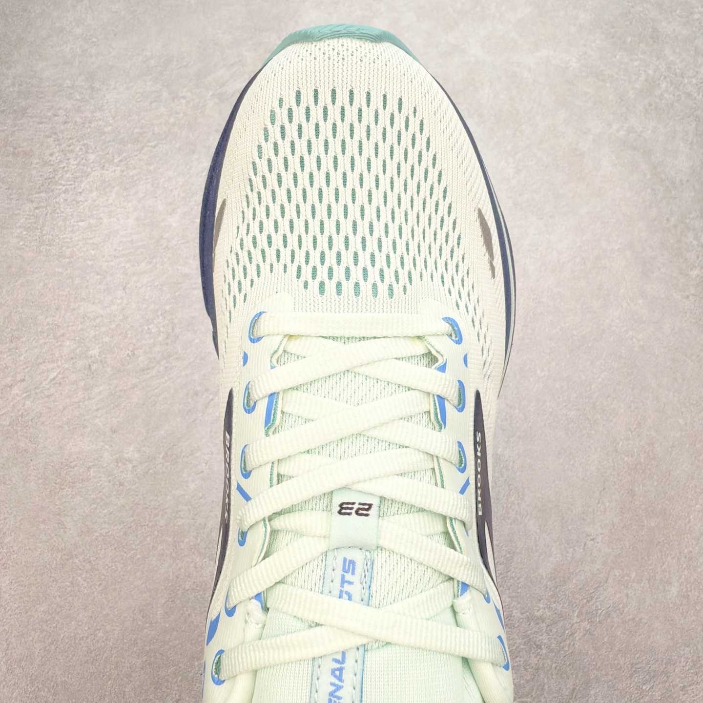 图片[4]-Brooks布鲁克斯 Adrenaline GTS 23 舒适时尚减震透气低帮休闲跑步鞋 Brooks 四大跑鞋之一 百年品牌 跑鞋从外形上基本就能判断这是一款速度跑鞋 简洁干练的外形结构和极强的运动流线型看着非常有速度感 上脚的第一感觉是非常轻 美码9码的鞋单只206g不到 从个人偏好来说 200g左右的竞速鞋最具安全感 鞋面采用单层网布 很薄 前掌使用了大量开放式网眼 排气直接快速 透气性上乘 鞋舌也是轻量化设计 仅为一层麂皮 和脚背完美贴合 鞋舌中央有个防偏穿孔 从实际穿着来看 通常鞋舌都是外偏 如果是防偏穿孔位于中心 防偏效果其实并不十分有效 如果采用趋外侧的偏心设计更有效 鞋帮泡棉填充量不大 但非常紧凑 贴合舒适 包裹稳固 内置硬质TPU保证必要的稳定性 跑鞋中底采用的是DNA FLASH科技材料 DNA FLASH中底科技 是Brooks第一款将氮气注入中底的创新科技 主要原理是借助“超临界流体”发泡技术 将液态氮稳定的转化为气态氮 并使其均匀地形成无数紧密贴合的密闭式气囊结构 尺码：36 36.5 37.5 38 38.5 39 40 40.5 41 42 42.5 43 44 44.5 45 46-选品中心