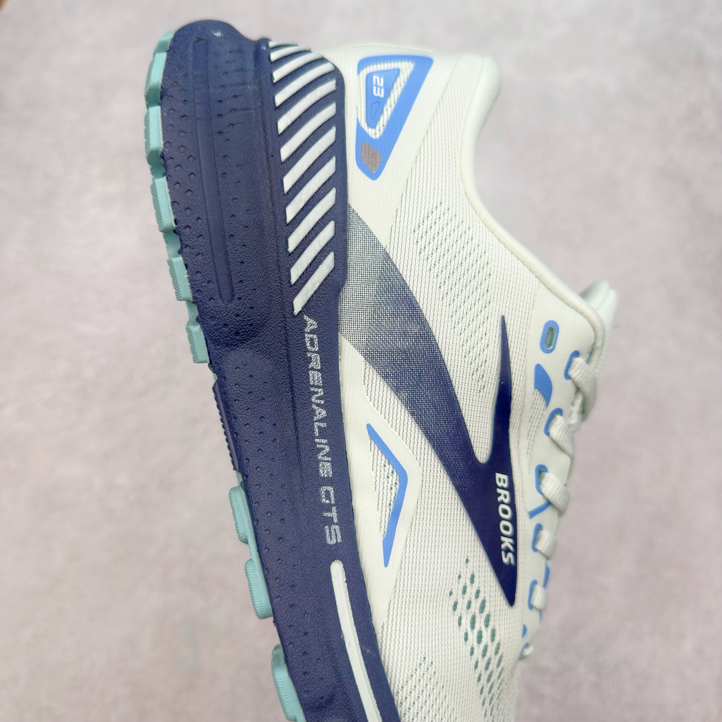 图片[6]-Brooks布鲁克斯 Adrenaline GTS 23 舒适时尚减震透气低帮休闲跑步鞋 Brooks 四大跑鞋之一 百年品牌 跑鞋从外形上基本就能判断这是一款速度跑鞋 简洁干练的外形结构和极强的运动流线型看着非常有速度感 上脚的第一感觉是非常轻 美码9码的鞋单只206g不到 从个人偏好来说 200g左右的竞速鞋最具安全感 鞋面采用单层网布 很薄 前掌使用了大量开放式网眼 排气直接快速 透气性上乘 鞋舌也是轻量化设计 仅为一层麂皮 和脚背完美贴合 鞋舌中央有个防偏穿孔 从实际穿着来看 通常鞋舌都是外偏 如果是防偏穿孔位于中心 防偏效果其实并不十分有效 如果采用趋外侧的偏心设计更有效 鞋帮泡棉填充量不大 但非常紧凑 贴合舒适 包裹稳固 内置硬质TPU保证必要的稳定性 跑鞋中底采用的是DNA FLASH科技材料 DNA FLASH中底科技 是Brooks第一款将氮气注入中底的创新科技 主要原理是借助“超临界流体”发泡技术 将液态氮稳定的转化为气态氮 并使其均匀地形成无数紧密贴合的密闭式气囊结构 尺码：36 36.5 37.5 38 38.5 39 40 40.5 41 42 42.5 43 44 44.5 45 46-选品中心