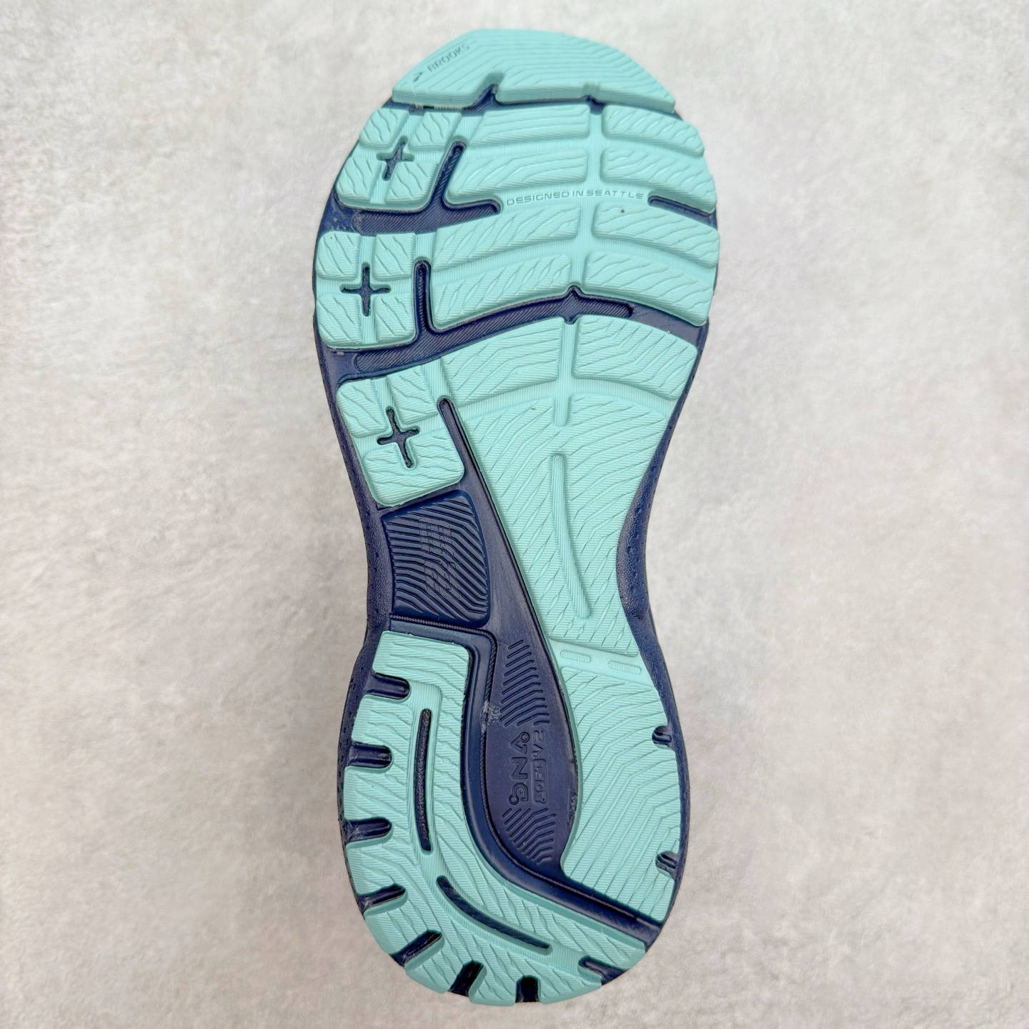 图片[9]-Brooks布鲁克斯 Adrenaline GTS 23 舒适时尚减震透气低帮休闲跑步鞋 Brooks 四大跑鞋之一 百年品牌 跑鞋从外形上基本就能判断这是一款速度跑鞋 简洁干练的外形结构和极强的运动流线型看着非常有速度感 上脚的第一感觉是非常轻 美码9码的鞋单只206g不到 从个人偏好来说 200g左右的竞速鞋最具安全感 鞋面采用单层网布 很薄 前掌使用了大量开放式网眼 排气直接快速 透气性上乘 鞋舌也是轻量化设计 仅为一层麂皮 和脚背完美贴合 鞋舌中央有个防偏穿孔 从实际穿着来看 通常鞋舌都是外偏 如果是防偏穿孔位于中心 防偏效果其实并不十分有效 如果采用趋外侧的偏心设计更有效 鞋帮泡棉填充量不大 但非常紧凑 贴合舒适 包裹稳固 内置硬质TPU保证必要的稳定性 跑鞋中底采用的是DNA FLASH科技材料 DNA FLASH中底科技 是Brooks第一款将氮气注入中底的创新科技 主要原理是借助“超临界流体”发泡技术 将液态氮稳定的转化为气态氮 并使其均匀地形成无数紧密贴合的密闭式气囊结构 尺码：36 36.5 37.5 38 38.5 39 40 40.5 41 42 42.5 43 44 44.5 45 46-选品中心