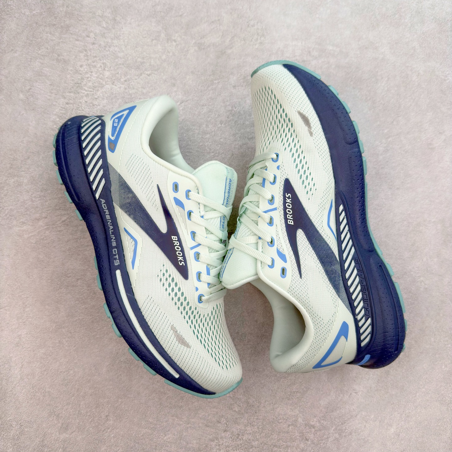 图片[3]-Brooks布鲁克斯 Adrenaline GTS 23 舒适时尚减震透气低帮休闲跑步鞋 Brooks 四大跑鞋之一 百年品牌 跑鞋从外形上基本就能判断这是一款速度跑鞋 简洁干练的外形结构和极强的运动流线型看着非常有速度感 上脚的第一感觉是非常轻 美码9码的鞋单只206g不到 从个人偏好来说 200g左右的竞速鞋最具安全感 鞋面采用单层网布 很薄 前掌使用了大量开放式网眼 排气直接快速 透气性上乘 鞋舌也是轻量化设计 仅为一层麂皮 和脚背完美贴合 鞋舌中央有个防偏穿孔 从实际穿着来看 通常鞋舌都是外偏 如果是防偏穿孔位于中心 防偏效果其实并不十分有效 如果采用趋外侧的偏心设计更有效 鞋帮泡棉填充量不大 但非常紧凑 贴合舒适 包裹稳固 内置硬质TPU保证必要的稳定性 跑鞋中底采用的是DNA FLASH科技材料 DNA FLASH中底科技 是Brooks第一款将氮气注入中底的创新科技 主要原理是借助“超临界流体”发泡技术 将液态氮稳定的转化为气态氮 并使其均匀地形成无数紧密贴合的密闭式气囊结构 尺码：36 36.5 37.5 38 38.5 39 40 40.5 41 42 42.5 43 44 44.5 45 46-选品中心