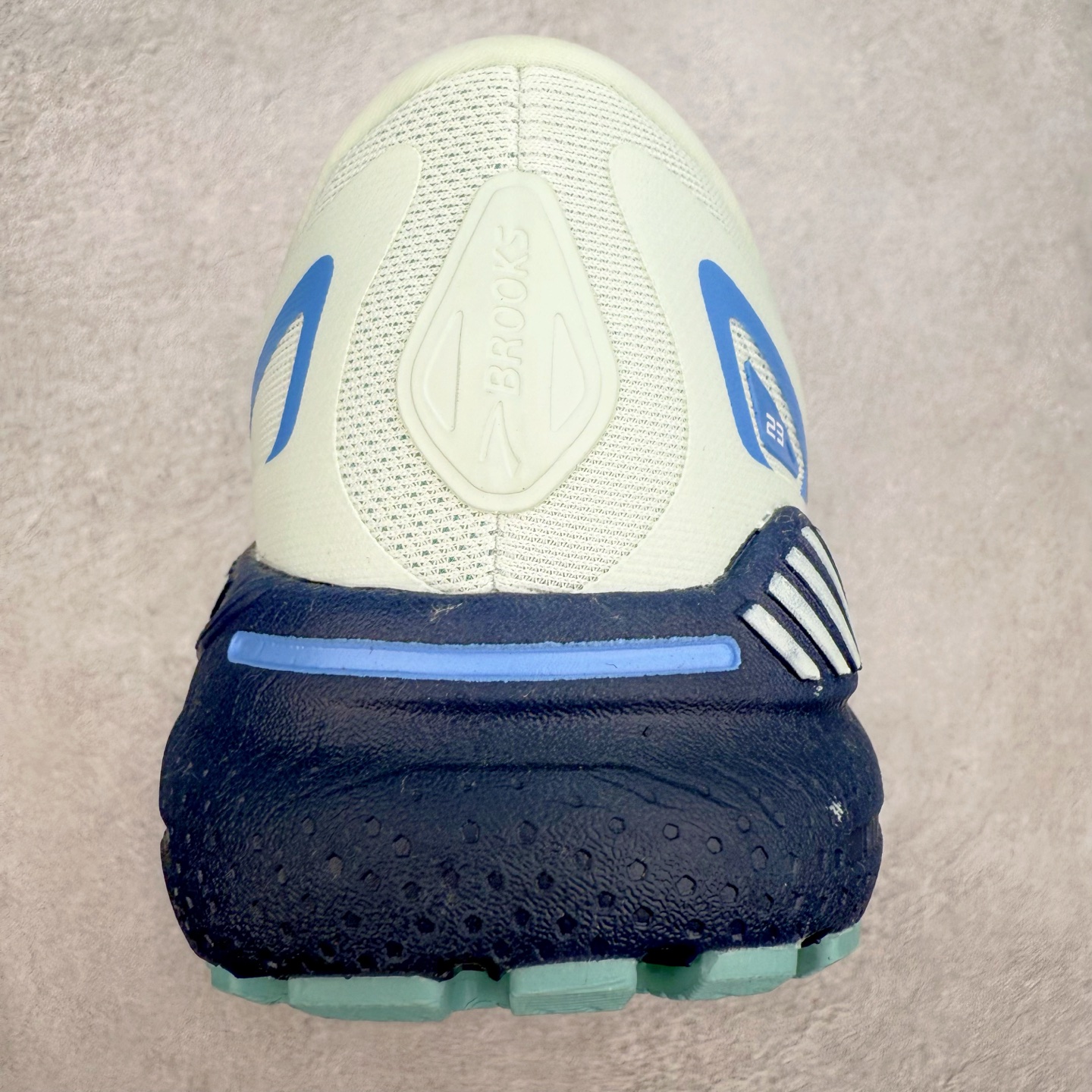 图片[8]-Brooks布鲁克斯 Adrenaline GTS 23 舒适时尚减震透气低帮休闲跑步鞋 Brooks 四大跑鞋之一 百年品牌 跑鞋从外形上基本就能判断这是一款速度跑鞋 简洁干练的外形结构和极强的运动流线型看着非常有速度感 上脚的第一感觉是非常轻 美码9码的鞋单只206g不到 从个人偏好来说 200g左右的竞速鞋最具安全感 鞋面采用单层网布 很薄 前掌使用了大量开放式网眼 排气直接快速 透气性上乘 鞋舌也是轻量化设计 仅为一层麂皮 和脚背完美贴合 鞋舌中央有个防偏穿孔 从实际穿着来看 通常鞋舌都是外偏 如果是防偏穿孔位于中心 防偏效果其实并不十分有效 如果采用趋外侧的偏心设计更有效 鞋帮泡棉填充量不大 但非常紧凑 贴合舒适 包裹稳固 内置硬质TPU保证必要的稳定性 跑鞋中底采用的是DNA FLASH科技材料 DNA FLASH中底科技 是Brooks第一款将氮气注入中底的创新科技 主要原理是借助“超临界流体”发泡技术 将液态氮稳定的转化为气态氮 并使其均匀地形成无数紧密贴合的密闭式气囊结构 尺码：36 36.5 37.5 38 38.5 39 40 40.5 41 42 42.5 43 44 44.5 45 46-选品中心