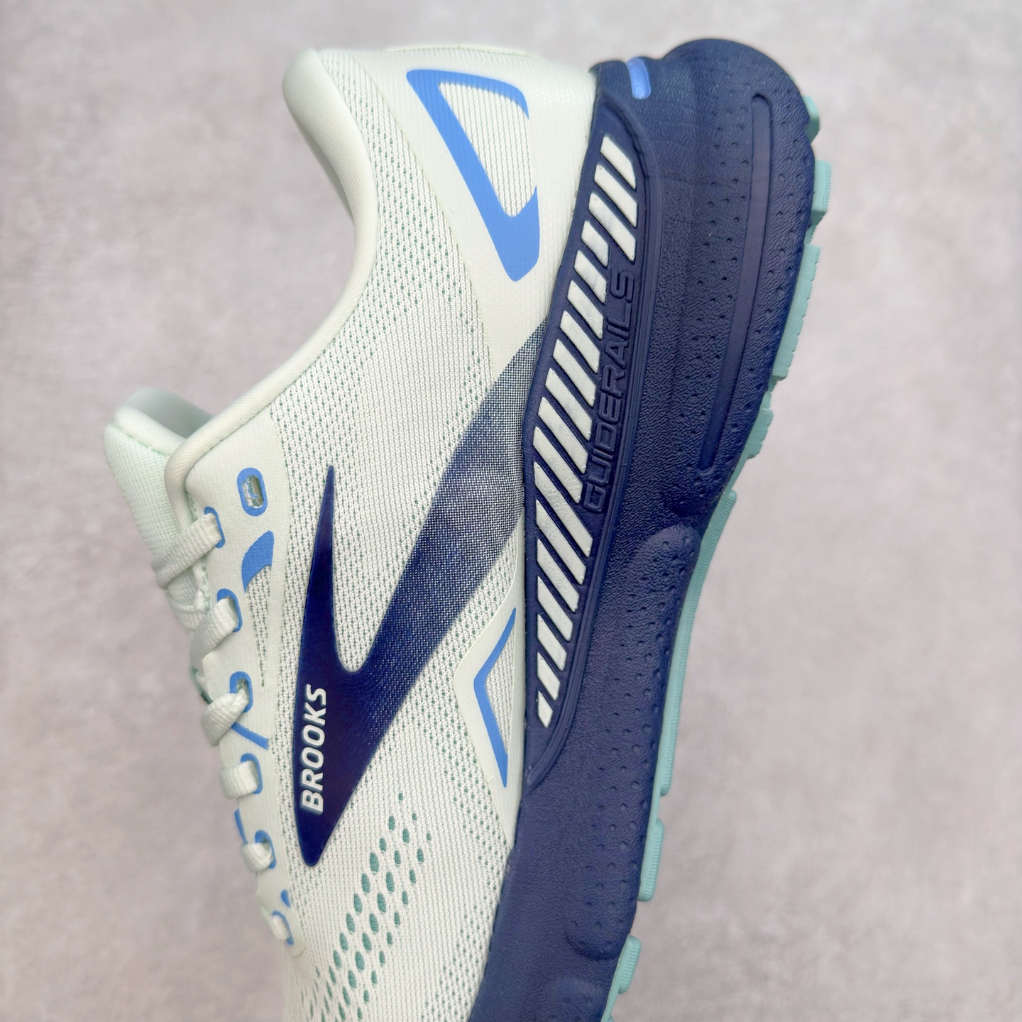 图片[7]-Brooks布鲁克斯 Adrenaline GTS 23 舒适时尚减震透气低帮休闲跑步鞋 Brooks 四大跑鞋之一 百年品牌 跑鞋从外形上基本就能判断这是一款速度跑鞋 简洁干练的外形结构和极强的运动流线型看着非常有速度感 上脚的第一感觉是非常轻 美码9码的鞋单只206g不到 从个人偏好来说 200g左右的竞速鞋最具安全感 鞋面采用单层网布 很薄 前掌使用了大量开放式网眼 排气直接快速 透气性上乘 鞋舌也是轻量化设计 仅为一层麂皮 和脚背完美贴合 鞋舌中央有个防偏穿孔 从实际穿着来看 通常鞋舌都是外偏 如果是防偏穿孔位于中心 防偏效果其实并不十分有效 如果采用趋外侧的偏心设计更有效 鞋帮泡棉填充量不大 但非常紧凑 贴合舒适 包裹稳固 内置硬质TPU保证必要的稳定性 跑鞋中底采用的是DNA FLASH科技材料 DNA FLASH中底科技 是Brooks第一款将氮气注入中底的创新科技 主要原理是借助“超临界流体”发泡技术 将液态氮稳定的转化为气态氮 并使其均匀地形成无数紧密贴合的密闭式气囊结构 尺码：36 36.5 37.5 38 38.5 39 40 40.5 41 42 42.5 43 44 44.5 45 46-选品中心