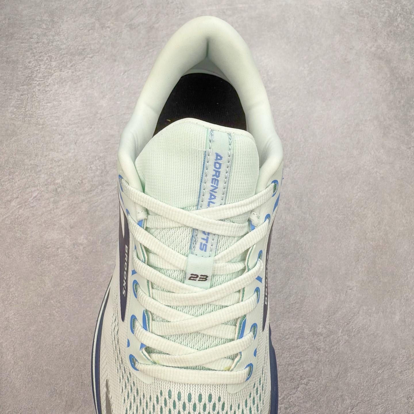 图片[5]-Brooks布鲁克斯 Adrenaline GTS 23 舒适时尚减震透气低帮休闲跑步鞋 Brooks 四大跑鞋之一 百年品牌 跑鞋从外形上基本就能判断这是一款速度跑鞋 简洁干练的外形结构和极强的运动流线型看着非常有速度感 上脚的第一感觉是非常轻 美码9码的鞋单只206g不到 从个人偏好来说 200g左右的竞速鞋最具安全感 鞋面采用单层网布 很薄 前掌使用了大量开放式网眼 排气直接快速 透气性上乘 鞋舌也是轻量化设计 仅为一层麂皮 和脚背完美贴合 鞋舌中央有个防偏穿孔 从实际穿着来看 通常鞋舌都是外偏 如果是防偏穿孔位于中心 防偏效果其实并不十分有效 如果采用趋外侧的偏心设计更有效 鞋帮泡棉填充量不大 但非常紧凑 贴合舒适 包裹稳固 内置硬质TPU保证必要的稳定性 跑鞋中底采用的是DNA FLASH科技材料 DNA FLASH中底科技 是Brooks第一款将氮气注入中底的创新科技 主要原理是借助“超临界流体”发泡技术 将液态氮稳定的转化为气态氮 并使其均匀地形成无数紧密贴合的密闭式气囊结构 尺码：36 36.5 37.5 38 38.5 39 40 40.5 41 42 42.5 43 44 44.5 45 46-选品中心