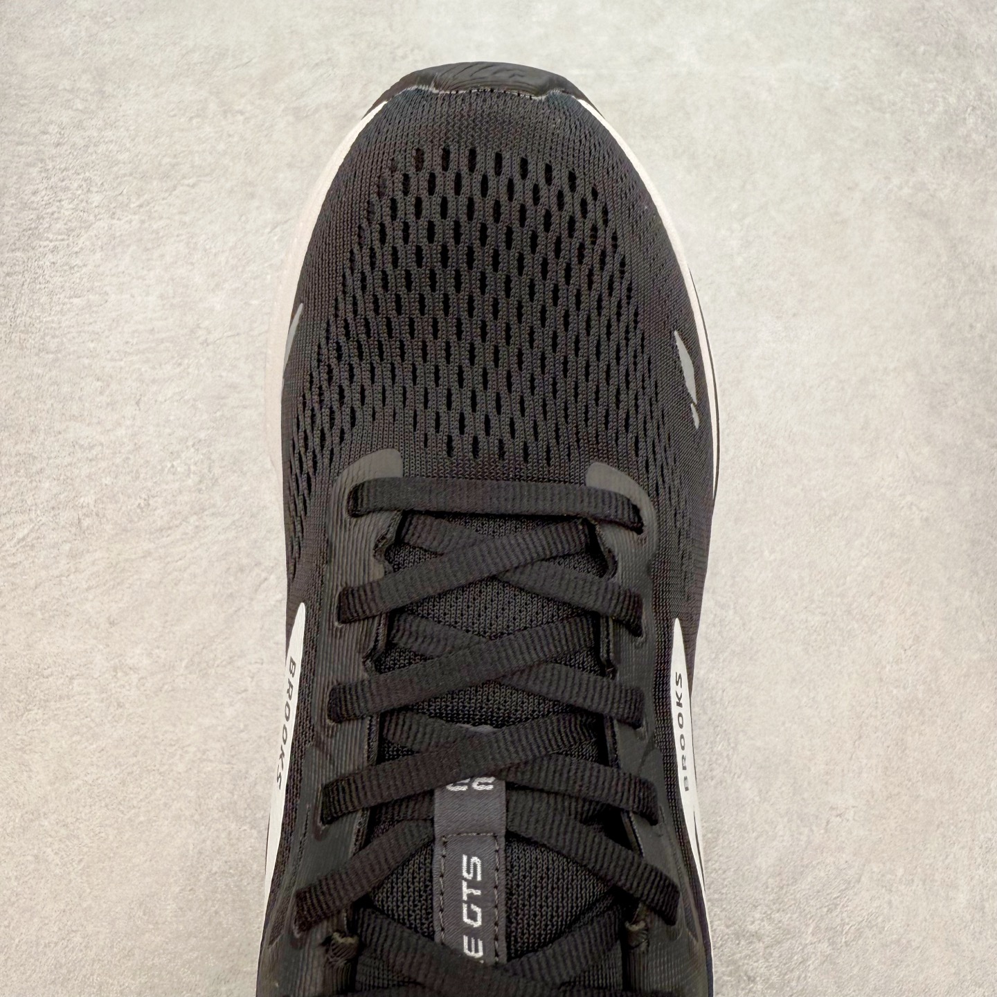 图片[4]-Brooks布鲁克斯 Adrenaline GTS 23 舒适时尚减震透气低帮休闲跑步鞋 Brooks 四大跑鞋之一 百年品牌 跑鞋从外形上基本就能判断这是一款速度跑鞋 简洁干练的外形结构和极强的运动流线型看着非常有速度感 上脚的第一感觉是非常轻 美码9码的鞋单只206g不到 从个人偏好来说 200g左右的竞速鞋最具安全感 鞋面采用单层网布 很薄 前掌使用了大量开放式网眼 排气直接快速 透气性上乘 鞋舌也是轻量化设计 仅为一层麂皮 和脚背完美贴合 鞋舌中央有个防偏穿孔 从实际穿着来看 通常鞋舌都是外偏 如果是防偏穿孔位于中心 防偏效果其实并不十分有效 如果采用趋外侧的偏心设计更有效 鞋帮泡棉填充量不大 但非常紧凑 贴合舒适 包裹稳固 内置硬质TPU保证必要的稳定性 跑鞋中底采用的是DNA FLASH科技材料 DNA FLASH中底科技 是Brooks第一款将氮气注入中底的创新科技 主要原理是借助“超临界流体”发泡技术 将液态氮稳定的转化为气态氮 并使其均匀地形成无数紧密贴合的密闭式气囊结构 尺码：36 36.5 37.5 38 38.5 39 40 40.5 41 42 42.5 43 44 44.5 45 46-选品中心