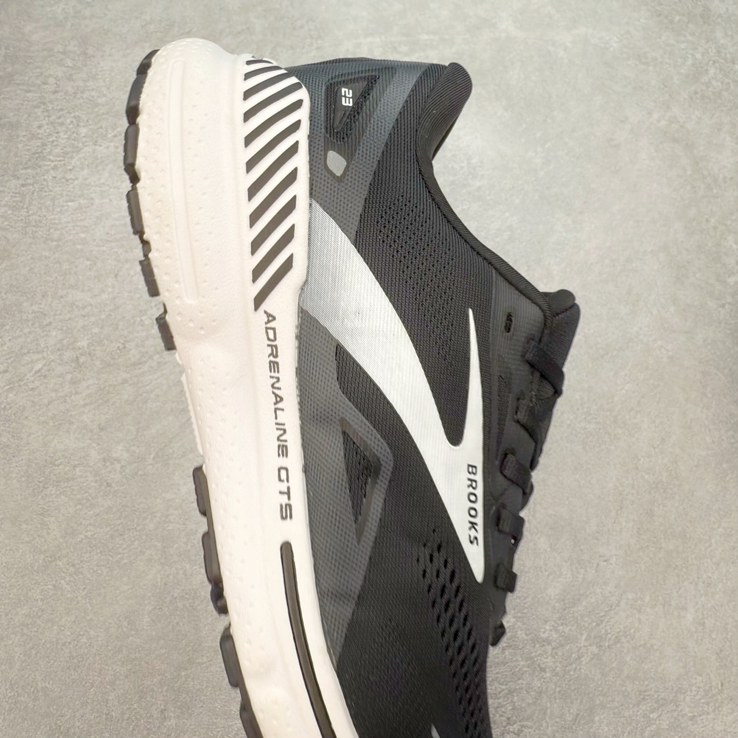图片[6]-Brooks布鲁克斯 Adrenaline GTS 23 舒适时尚减震透气低帮休闲跑步鞋 Brooks 四大跑鞋之一 百年品牌 跑鞋从外形上基本就能判断这是一款速度跑鞋 简洁干练的外形结构和极强的运动流线型看着非常有速度感 上脚的第一感觉是非常轻 美码9码的鞋单只206g不到 从个人偏好来说 200g左右的竞速鞋最具安全感 鞋面采用单层网布 很薄 前掌使用了大量开放式网眼 排气直接快速 透气性上乘 鞋舌也是轻量化设计 仅为一层麂皮 和脚背完美贴合 鞋舌中央有个防偏穿孔 从实际穿着来看 通常鞋舌都是外偏 如果是防偏穿孔位于中心 防偏效果其实并不十分有效 如果采用趋外侧的偏心设计更有效 鞋帮泡棉填充量不大 但非常紧凑 贴合舒适 包裹稳固 内置硬质TPU保证必要的稳定性 跑鞋中底采用的是DNA FLASH科技材料 DNA FLASH中底科技 是Brooks第一款将氮气注入中底的创新科技 主要原理是借助“超临界流体”发泡技术 将液态氮稳定的转化为气态氮 并使其均匀地形成无数紧密贴合的密闭式气囊结构 尺码：36 36.5 37.5 38 38.5 39 40 40.5 41 42 42.5 43 44 44.5 45 46-选品中心