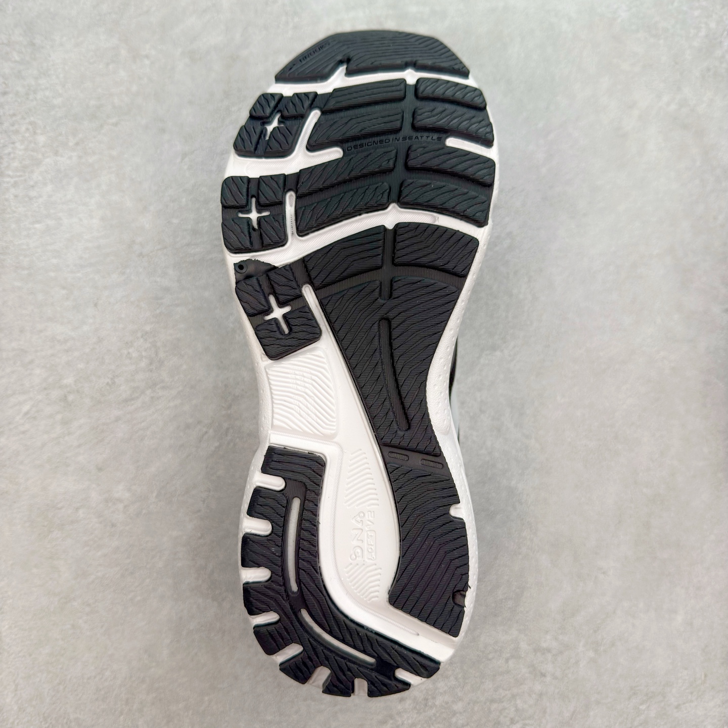 图片[9]-Brooks布鲁克斯 Adrenaline GTS 23 舒适时尚减震透气低帮休闲跑步鞋 Brooks 四大跑鞋之一 百年品牌 跑鞋从外形上基本就能判断这是一款速度跑鞋 简洁干练的外形结构和极强的运动流线型看着非常有速度感 上脚的第一感觉是非常轻 美码9码的鞋单只206g不到 从个人偏好来说 200g左右的竞速鞋最具安全感 鞋面采用单层网布 很薄 前掌使用了大量开放式网眼 排气直接快速 透气性上乘 鞋舌也是轻量化设计 仅为一层麂皮 和脚背完美贴合 鞋舌中央有个防偏穿孔 从实际穿着来看 通常鞋舌都是外偏 如果是防偏穿孔位于中心 防偏效果其实并不十分有效 如果采用趋外侧的偏心设计更有效 鞋帮泡棉填充量不大 但非常紧凑 贴合舒适 包裹稳固 内置硬质TPU保证必要的稳定性 跑鞋中底采用的是DNA FLASH科技材料 DNA FLASH中底科技 是Brooks第一款将氮气注入中底的创新科技 主要原理是借助“超临界流体”发泡技术 将液态氮稳定的转化为气态氮 并使其均匀地形成无数紧密贴合的密闭式气囊结构 尺码：36 36.5 37.5 38 38.5 39 40 40.5 41 42 42.5 43 44 44.5 45 46-选品中心