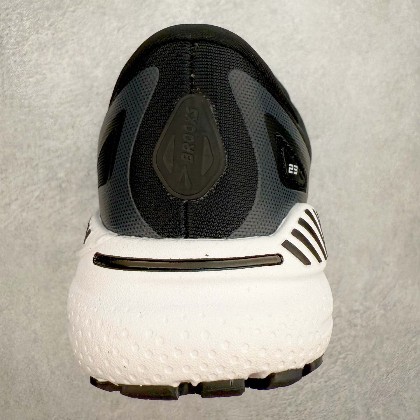 图片[8]-Brooks布鲁克斯 Adrenaline GTS 23 舒适时尚减震透气低帮休闲跑步鞋 Brooks 四大跑鞋之一 百年品牌 跑鞋从外形上基本就能判断这是一款速度跑鞋 简洁干练的外形结构和极强的运动流线型看着非常有速度感 上脚的第一感觉是非常轻 美码9码的鞋单只206g不到 从个人偏好来说 200g左右的竞速鞋最具安全感 鞋面采用单层网布 很薄 前掌使用了大量开放式网眼 排气直接快速 透气性上乘 鞋舌也是轻量化设计 仅为一层麂皮 和脚背完美贴合 鞋舌中央有个防偏穿孔 从实际穿着来看 通常鞋舌都是外偏 如果是防偏穿孔位于中心 防偏效果其实并不十分有效 如果采用趋外侧的偏心设计更有效 鞋帮泡棉填充量不大 但非常紧凑 贴合舒适 包裹稳固 内置硬质TPU保证必要的稳定性 跑鞋中底采用的是DNA FLASH科技材料 DNA FLASH中底科技 是Brooks第一款将氮气注入中底的创新科技 主要原理是借助“超临界流体”发泡技术 将液态氮稳定的转化为气态氮 并使其均匀地形成无数紧密贴合的密闭式气囊结构 尺码：36 36.5 37.5 38 38.5 39 40 40.5 41 42 42.5 43 44 44.5 45 46-选品中心