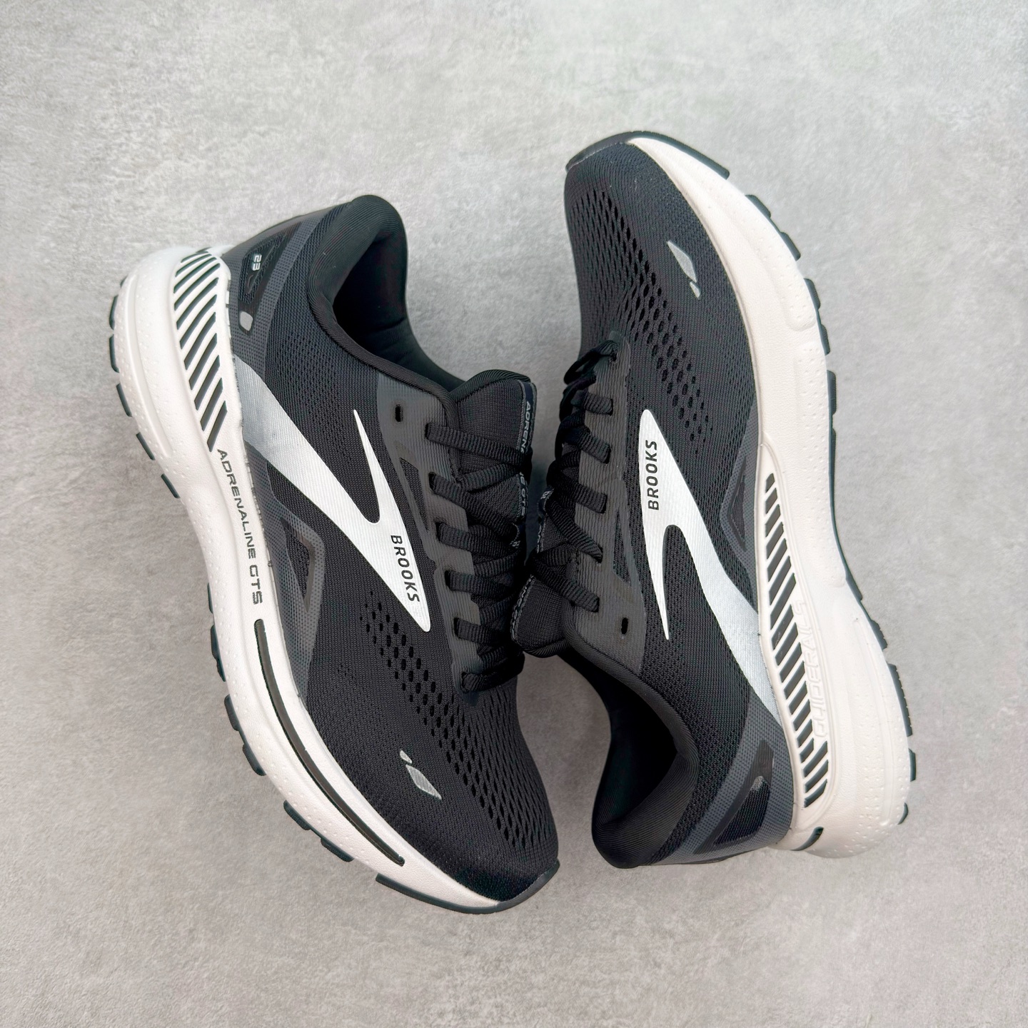 图片[3]-Brooks布鲁克斯 Adrenaline GTS 23 舒适时尚减震透气低帮休闲跑步鞋 Brooks 四大跑鞋之一 百年品牌 跑鞋从外形上基本就能判断这是一款速度跑鞋 简洁干练的外形结构和极强的运动流线型看着非常有速度感 上脚的第一感觉是非常轻 美码9码的鞋单只206g不到 从个人偏好来说 200g左右的竞速鞋最具安全感 鞋面采用单层网布 很薄 前掌使用了大量开放式网眼 排气直接快速 透气性上乘 鞋舌也是轻量化设计 仅为一层麂皮 和脚背完美贴合 鞋舌中央有个防偏穿孔 从实际穿着来看 通常鞋舌都是外偏 如果是防偏穿孔位于中心 防偏效果其实并不十分有效 如果采用趋外侧的偏心设计更有效 鞋帮泡棉填充量不大 但非常紧凑 贴合舒适 包裹稳固 内置硬质TPU保证必要的稳定性 跑鞋中底采用的是DNA FLASH科技材料 DNA FLASH中底科技 是Brooks第一款将氮气注入中底的创新科技 主要原理是借助“超临界流体”发泡技术 将液态氮稳定的转化为气态氮 并使其均匀地形成无数紧密贴合的密闭式气囊结构 尺码：36 36.5 37.5 38 38.5 39 40 40.5 41 42 42.5 43 44 44.5 45 46-选品中心