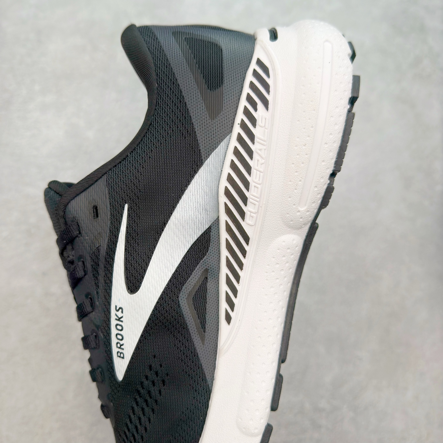 图片[7]-Brooks布鲁克斯 Adrenaline GTS 23 舒适时尚减震透气低帮休闲跑步鞋 Brooks 四大跑鞋之一 百年品牌 跑鞋从外形上基本就能判断这是一款速度跑鞋 简洁干练的外形结构和极强的运动流线型看着非常有速度感 上脚的第一感觉是非常轻 美码9码的鞋单只206g不到 从个人偏好来说 200g左右的竞速鞋最具安全感 鞋面采用单层网布 很薄 前掌使用了大量开放式网眼 排气直接快速 透气性上乘 鞋舌也是轻量化设计 仅为一层麂皮 和脚背完美贴合 鞋舌中央有个防偏穿孔 从实际穿着来看 通常鞋舌都是外偏 如果是防偏穿孔位于中心 防偏效果其实并不十分有效 如果采用趋外侧的偏心设计更有效 鞋帮泡棉填充量不大 但非常紧凑 贴合舒适 包裹稳固 内置硬质TPU保证必要的稳定性 跑鞋中底采用的是DNA FLASH科技材料 DNA FLASH中底科技 是Brooks第一款将氮气注入中底的创新科技 主要原理是借助“超临界流体”发泡技术 将液态氮稳定的转化为气态氮 并使其均匀地形成无数紧密贴合的密闭式气囊结构 尺码：36 36.5 37.5 38 38.5 39 40 40.5 41 42 42.5 43 44 44.5 45 46-选品中心