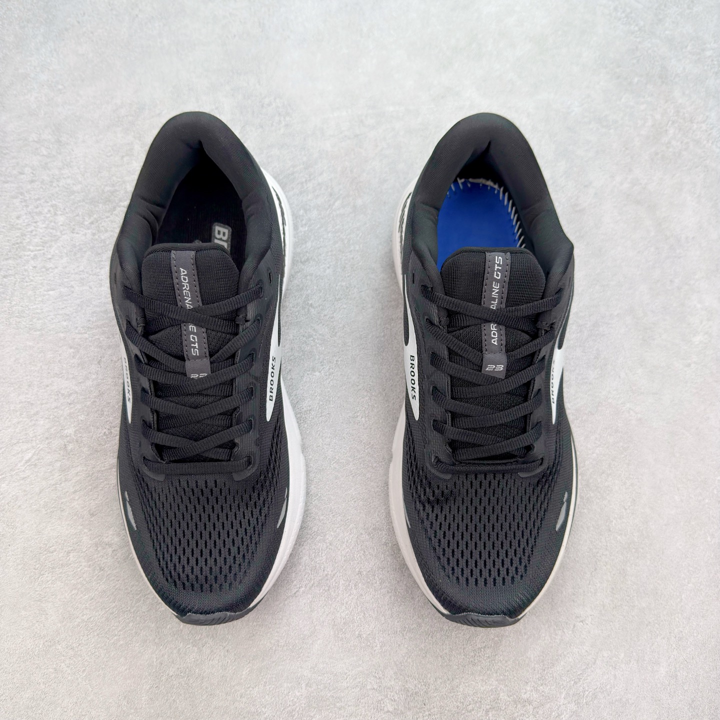 图片[2]-Brooks布鲁克斯 Adrenaline GTS 23 舒适时尚减震透气低帮休闲跑步鞋 Brooks 四大跑鞋之一 百年品牌 跑鞋从外形上基本就能判断这是一款速度跑鞋 简洁干练的外形结构和极强的运动流线型看着非常有速度感 上脚的第一感觉是非常轻 美码9码的鞋单只206g不到 从个人偏好来说 200g左右的竞速鞋最具安全感 鞋面采用单层网布 很薄 前掌使用了大量开放式网眼 排气直接快速 透气性上乘 鞋舌也是轻量化设计 仅为一层麂皮 和脚背完美贴合 鞋舌中央有个防偏穿孔 从实际穿着来看 通常鞋舌都是外偏 如果是防偏穿孔位于中心 防偏效果其实并不十分有效 如果采用趋外侧的偏心设计更有效 鞋帮泡棉填充量不大 但非常紧凑 贴合舒适 包裹稳固 内置硬质TPU保证必要的稳定性 跑鞋中底采用的是DNA FLASH科技材料 DNA FLASH中底科技 是Brooks第一款将氮气注入中底的创新科技 主要原理是借助“超临界流体”发泡技术 将液态氮稳定的转化为气态氮 并使其均匀地形成无数紧密贴合的密闭式气囊结构 尺码：36 36.5 37.5 38 38.5 39 40 40.5 41 42 42.5 43 44 44.5 45 46-选品中心