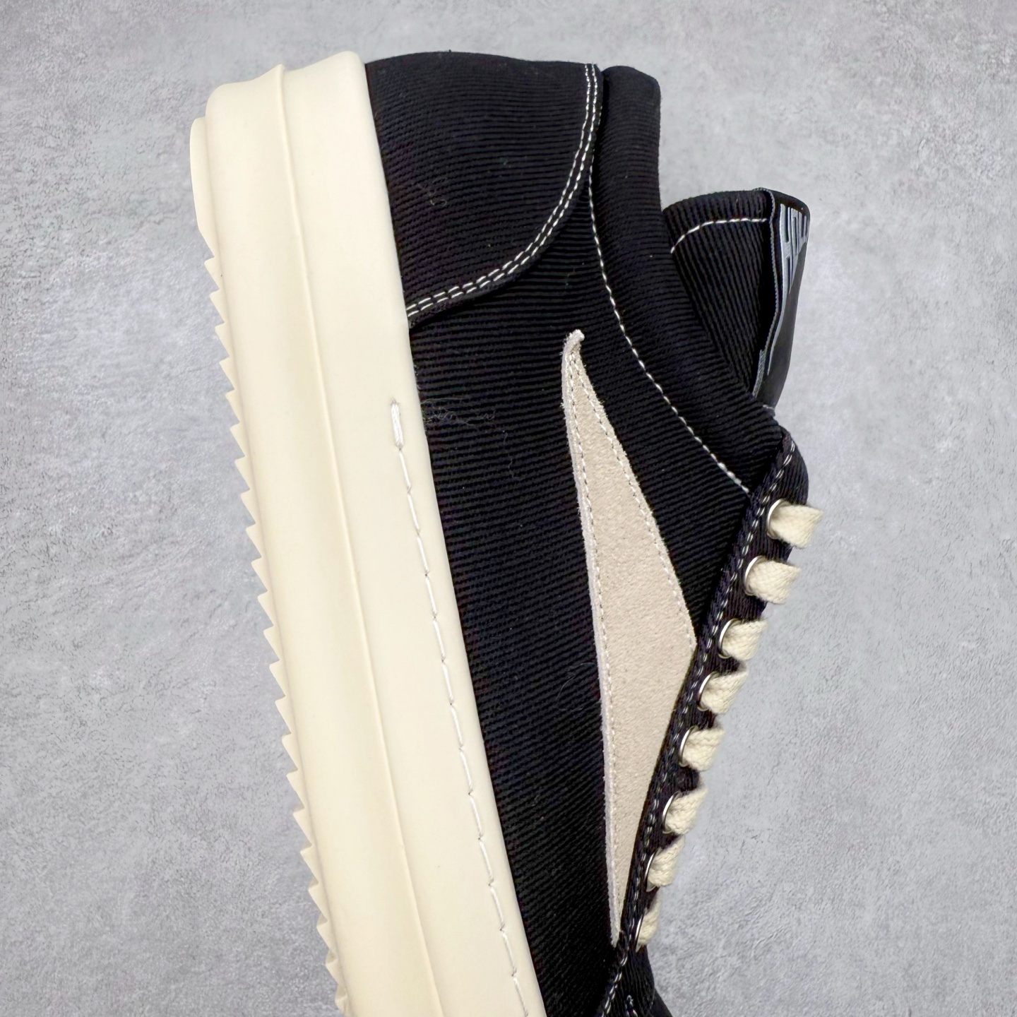 图片[6]-＃F纯原 Rick Owens Edfu 瑞克·欧文斯低帮皮面时尚运动板鞋 最新版底模 drkshdw字体凸出来的 无半点色差 斜纹布的材质和间距都是极致还原 【鞋头采用原版一致工艺 又翘又歪的效果目前这个技术市面上的任何版本都达不到这个效果】【经历了3个半月时间洪师傅带领8人团队终于研究出1-1复刻还原版本 东莞厚街洪师傅是一位有着17年的开板师经验丰富的一位老师傅 一针一孔的研究 私模开发205个走针69个细节一步到位不敢说百分百💯保证有百分之98还原 慢工出细活 好的产品不怕晚 这次的开发针对艺术家 收藏家 高品质的人群 定制品牌logo的拉链 超大一比一规格礼盒装 重达3斤以上 外加定制欧文斯保护盒 配有日文、英文 双语种配件卡片 细节诠释 一件不落 鞋盒翻盖 三标 正面+底部都一一做到 虽然增加不了实质的成本 但是打磨产品的细节 再微小也会还原 尺码：38 39 40 41 42 43 44 45 46-选品中心