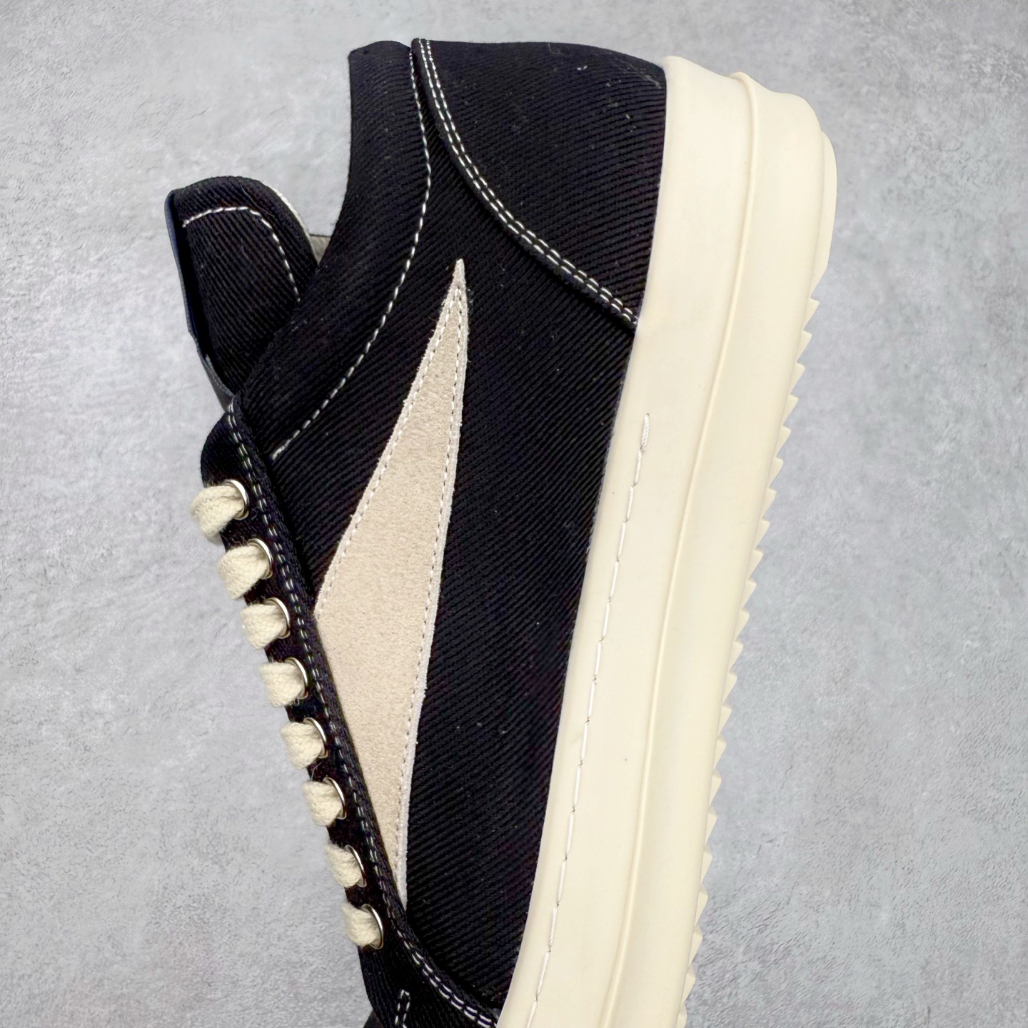 图片[7]-＃F纯原 Rick Owens Edfu 瑞克·欧文斯低帮皮面时尚运动板鞋 最新版底模 drkshdw字体凸出来的 无半点色差 斜纹布的材质和间距都是极致还原 【鞋头采用原版一致工艺 又翘又歪的效果目前这个技术市面上的任何版本都达不到这个效果】【经历了3个半月时间洪师傅带领8人团队终于研究出1-1复刻还原版本 东莞厚街洪师傅是一位有着17年的开板师经验丰富的一位老师傅 一针一孔的研究 私模开发205个走针69个细节一步到位不敢说百分百💯保证有百分之98还原 慢工出细活 好的产品不怕晚 这次的开发针对艺术家 收藏家 高品质的人群 定制品牌logo的拉链 超大一比一规格礼盒装 重达3斤以上 外加定制欧文斯保护盒 配有日文、英文 双语种配件卡片 细节诠释 一件不落 鞋盒翻盖 三标 正面+底部都一一做到 虽然增加不了实质的成本 但是打磨产品的细节 再微小也会还原 尺码：38 39 40 41 42 43 44 45 46-选品中心