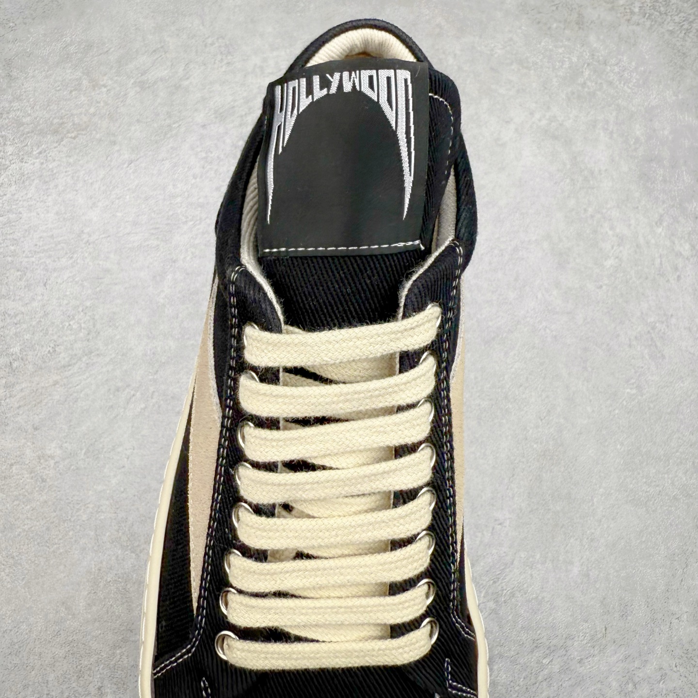 图片[5]-＃F纯原 Rick Owens Edfu 瑞克·欧文斯低帮皮面时尚运动板鞋 最新版底模 drkshdw字体凸出来的 无半点色差 斜纹布的材质和间距都是极致还原 【鞋头采用原版一致工艺 又翘又歪的效果目前这个技术市面上的任何版本都达不到这个效果】【经历了3个半月时间洪师傅带领8人团队终于研究出1-1复刻还原版本 东莞厚街洪师傅是一位有着17年的开板师经验丰富的一位老师傅 一针一孔的研究 私模开发205个走针69个细节一步到位不敢说百分百💯保证有百分之98还原 慢工出细活 好的产品不怕晚 这次的开发针对艺术家 收藏家 高品质的人群 定制品牌logo的拉链 超大一比一规格礼盒装 重达3斤以上 外加定制欧文斯保护盒 配有日文、英文 双语种配件卡片 细节诠释 一件不落 鞋盒翻盖 三标 正面+底部都一一做到 虽然增加不了实质的成本 但是打磨产品的细节 再微小也会还原 尺码：38 39 40 41 42 43 44 45 46-选品中心