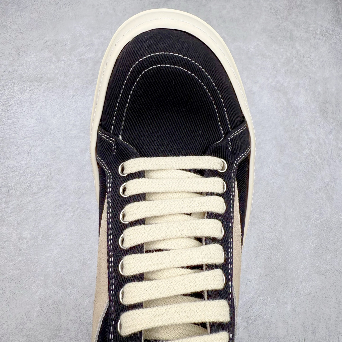 图片[4]-＃F纯原 Rick Owens Edfu 瑞克·欧文斯低帮皮面时尚运动板鞋 最新版底模 drkshdw字体凸出来的 无半点色差 斜纹布的材质和间距都是极致还原 【鞋头采用原版一致工艺 又翘又歪的效果目前这个技术市面上的任何版本都达不到这个效果】【经历了3个半月时间洪师傅带领8人团队终于研究出1-1复刻还原版本 东莞厚街洪师傅是一位有着17年的开板师经验丰富的一位老师傅 一针一孔的研究 私模开发205个走针69个细节一步到位不敢说百分百💯保证有百分之98还原 慢工出细活 好的产品不怕晚 这次的开发针对艺术家 收藏家 高品质的人群 定制品牌logo的拉链 超大一比一规格礼盒装 重达3斤以上 外加定制欧文斯保护盒 配有日文、英文 双语种配件卡片 细节诠释 一件不落 鞋盒翻盖 三标 正面+底部都一一做到 虽然增加不了实质的成本 但是打磨产品的细节 再微小也会还原 尺码：38 39 40 41 42 43 44 45 46-选品中心