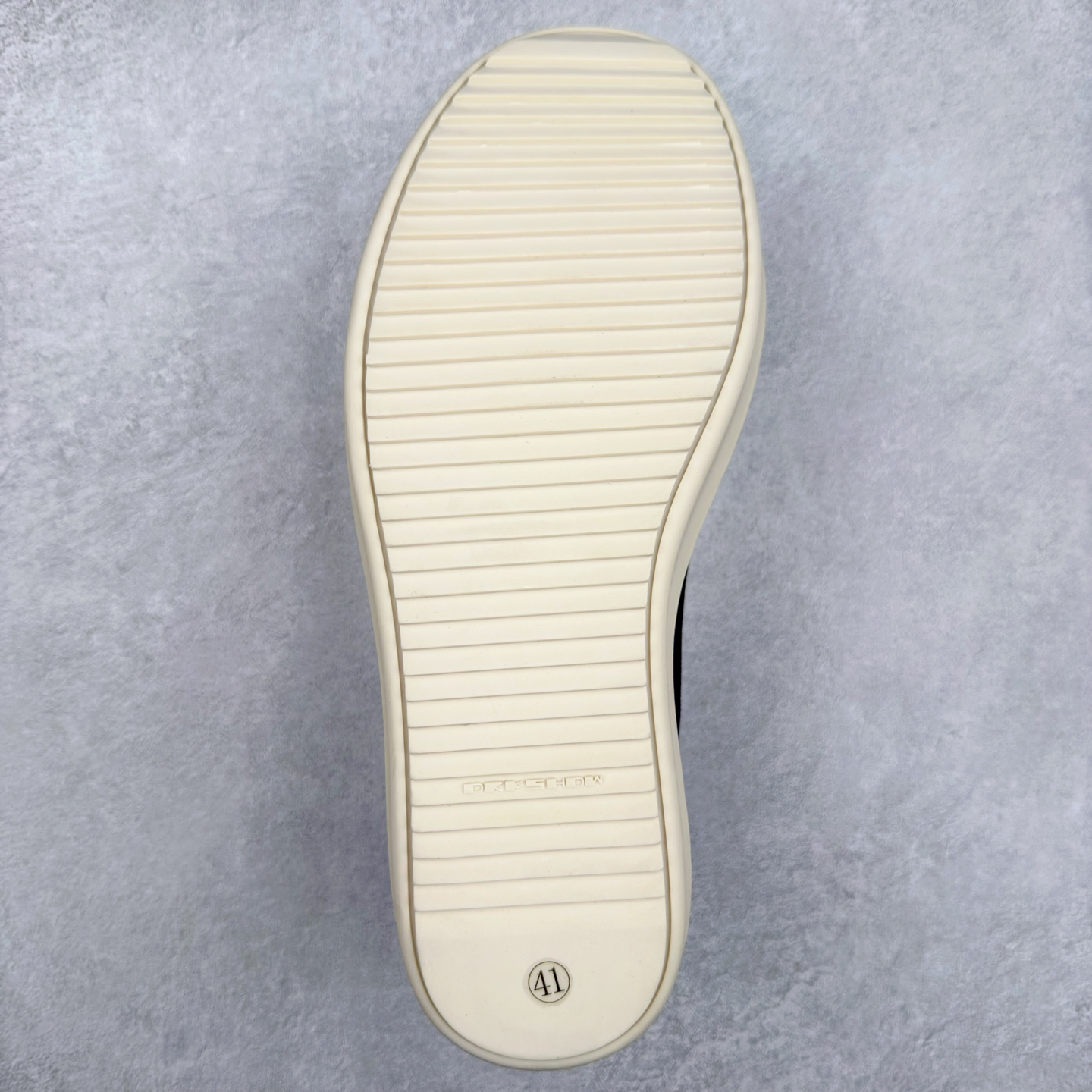 图片[9]-＃F纯原 Rick Owens Edfu 瑞克·欧文斯低帮皮面时尚运动板鞋 最新版底模 drkshdw字体凸出来的 无半点色差 斜纹布的材质和间距都是极致还原 【鞋头采用原版一致工艺 又翘又歪的效果目前这个技术市面上的任何版本都达不到这个效果】【经历了3个半月时间洪师傅带领8人团队终于研究出1-1复刻还原版本 东莞厚街洪师傅是一位有着17年的开板师经验丰富的一位老师傅 一针一孔的研究 私模开发205个走针69个细节一步到位不敢说百分百💯保证有百分之98还原 慢工出细活 好的产品不怕晚 这次的开发针对艺术家 收藏家 高品质的人群 定制品牌logo的拉链 超大一比一规格礼盒装 重达3斤以上 外加定制欧文斯保护盒 配有日文、英文 双语种配件卡片 细节诠释 一件不落 鞋盒翻盖 三标 正面+底部都一一做到 虽然增加不了实质的成本 但是打磨产品的细节 再微小也会还原 尺码：38 39 40 41 42 43 44 45 46-选品中心