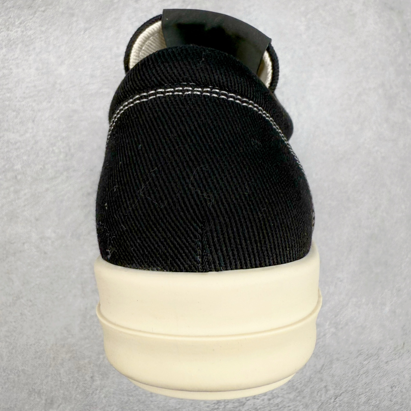 图片[8]-＃F纯原 Rick Owens Edfu 瑞克·欧文斯低帮皮面时尚运动板鞋 最新版底模 drkshdw字体凸出来的 无半点色差 斜纹布的材质和间距都是极致还原 【鞋头采用原版一致工艺 又翘又歪的效果目前这个技术市面上的任何版本都达不到这个效果】【经历了3个半月时间洪师傅带领8人团队终于研究出1-1复刻还原版本 东莞厚街洪师傅是一位有着17年的开板师经验丰富的一位老师傅 一针一孔的研究 私模开发205个走针69个细节一步到位不敢说百分百💯保证有百分之98还原 慢工出细活 好的产品不怕晚 这次的开发针对艺术家 收藏家 高品质的人群 定制品牌logo的拉链 超大一比一规格礼盒装 重达3斤以上 外加定制欧文斯保护盒 配有日文、英文 双语种配件卡片 细节诠释 一件不落 鞋盒翻盖 三标 正面+底部都一一做到 虽然增加不了实质的成本 但是打磨产品的细节 再微小也会还原 尺码：38 39 40 41 42 43 44 45 46-选品中心