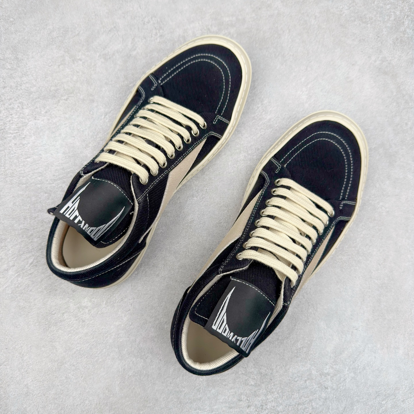 图片[3]-＃F纯原 Rick Owens Edfu 瑞克·欧文斯低帮皮面时尚运动板鞋 最新版底模 drkshdw字体凸出来的 无半点色差 斜纹布的材质和间距都是极致还原 【鞋头采用原版一致工艺 又翘又歪的效果目前这个技术市面上的任何版本都达不到这个效果】【经历了3个半月时间洪师傅带领8人团队终于研究出1-1复刻还原版本 东莞厚街洪师傅是一位有着17年的开板师经验丰富的一位老师傅 一针一孔的研究 私模开发205个走针69个细节一步到位不敢说百分百💯保证有百分之98还原 慢工出细活 好的产品不怕晚 这次的开发针对艺术家 收藏家 高品质的人群 定制品牌logo的拉链 超大一比一规格礼盒装 重达3斤以上 外加定制欧文斯保护盒 配有日文、英文 双语种配件卡片 细节诠释 一件不落 鞋盒翻盖 三标 正面+底部都一一做到 虽然增加不了实质的成本 但是打磨产品的细节 再微小也会还原 尺码：38 39 40 41 42 43 44 45 46-选品中心