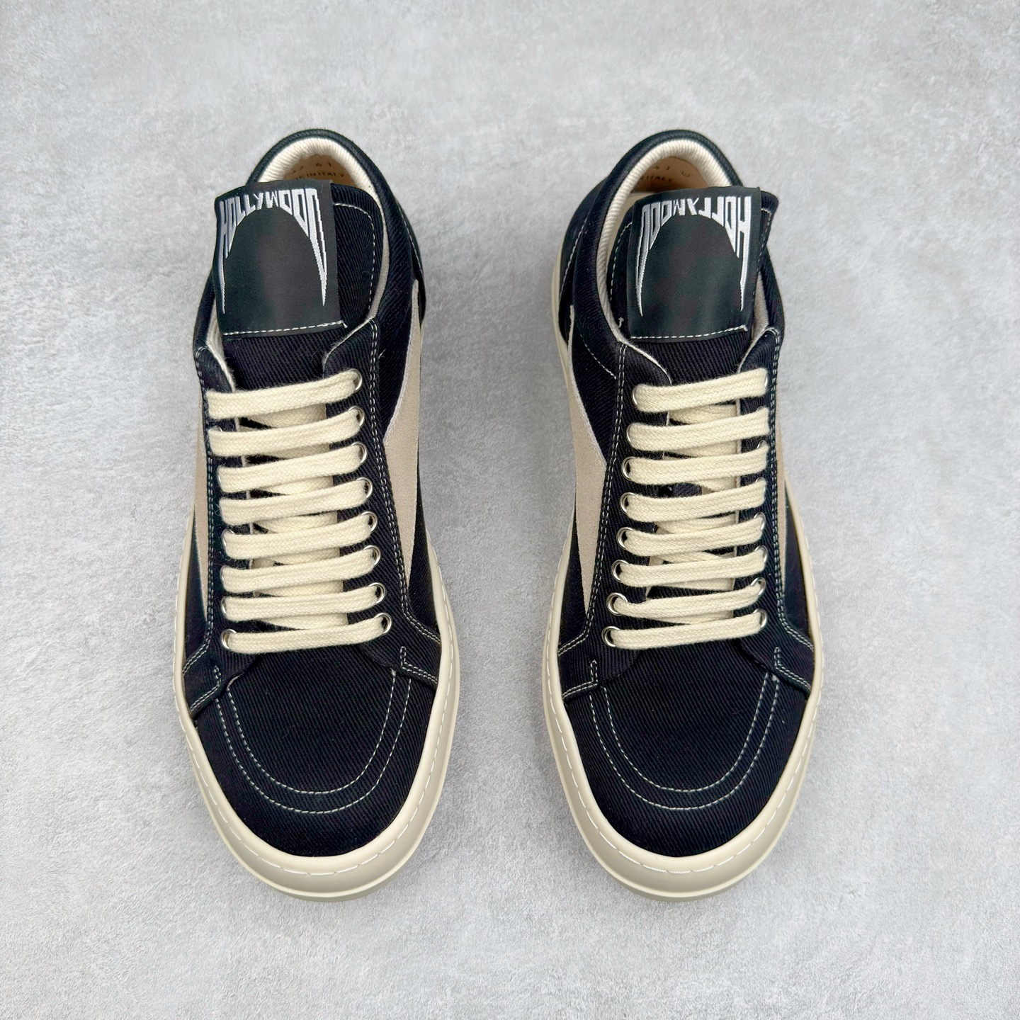 图片[2]-＃F纯原 Rick Owens Edfu 瑞克·欧文斯低帮皮面时尚运动板鞋 最新版底模 drkshdw字体凸出来的 无半点色差 斜纹布的材质和间距都是极致还原 【鞋头采用原版一致工艺 又翘又歪的效果目前这个技术市面上的任何版本都达不到这个效果】【经历了3个半月时间洪师傅带领8人团队终于研究出1-1复刻还原版本 东莞厚街洪师傅是一位有着17年的开板师经验丰富的一位老师傅 一针一孔的研究 私模开发205个走针69个细节一步到位不敢说百分百💯保证有百分之98还原 慢工出细活 好的产品不怕晚 这次的开发针对艺术家 收藏家 高品质的人群 定制品牌logo的拉链 超大一比一规格礼盒装 重达3斤以上 外加定制欧文斯保护盒 配有日文、英文 双语种配件卡片 细节诠释 一件不落 鞋盒翻盖 三标 正面+底部都一一做到 虽然增加不了实质的成本 但是打磨产品的细节 再微小也会还原 尺码：38 39 40 41 42 43 44 45 46-选品中心