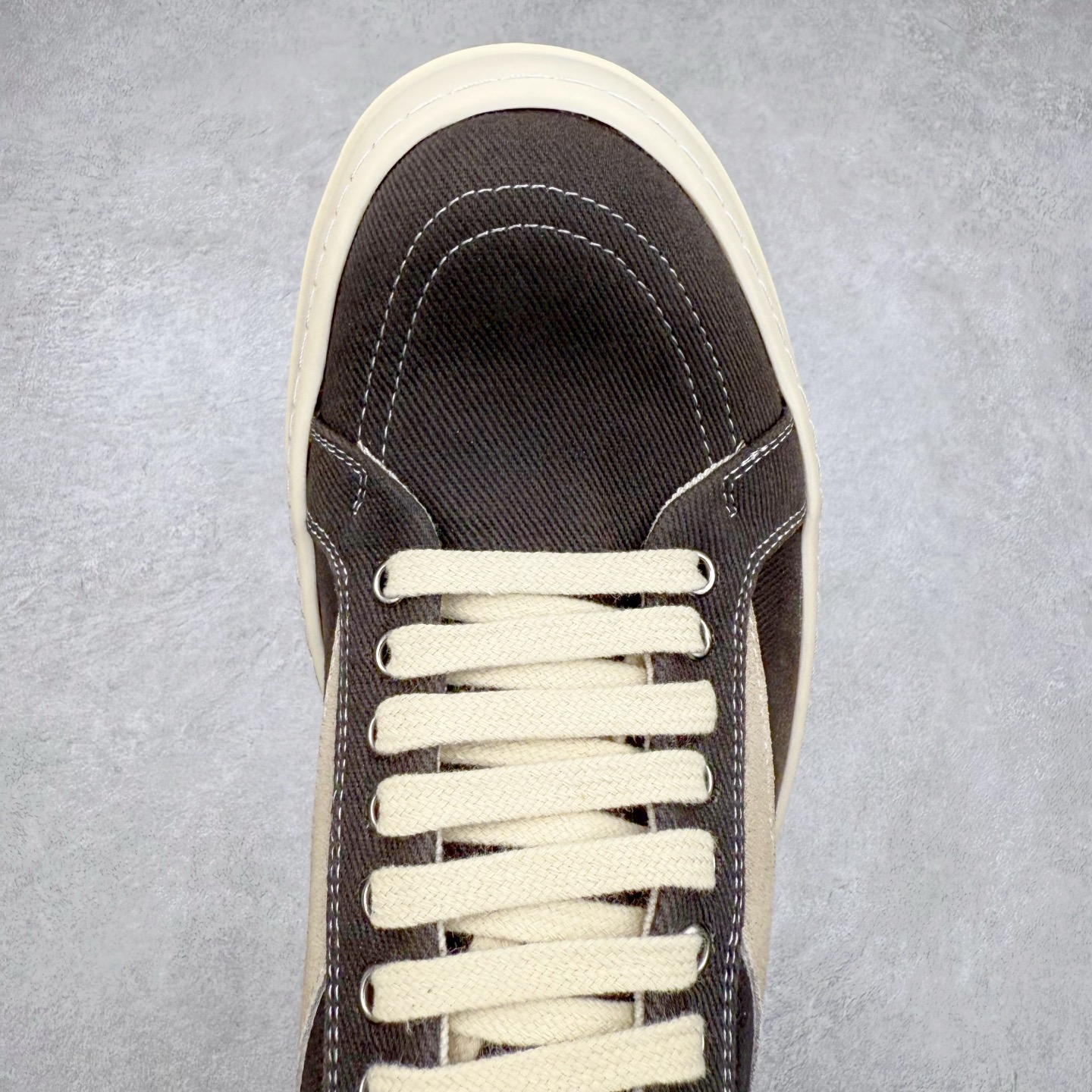 图片[4]-＃F纯原 Rick Owens Edfu 瑞克·欧文斯低帮皮面时尚运动板鞋 最新版底模 drkshdw字体凸出来的 无半点色差 斜纹布的材质和间距都是极致还原 【鞋头采用原版一致工艺 又翘又歪的效果目前这个技术市面上的任何版本都达不到这个效果】【经历了3个半月时间洪师傅带领8人团队终于研究出1-1复刻还原版本 东莞厚街洪师傅是一位有着17年的开板师经验丰富的一位老师傅 一针一孔的研究 私模开发205个走针69个细节一步到位不敢说百分百💯保证有百分之98还原 慢工出细活 好的产品不怕晚 这次的开发针对艺术家 收藏家 高品质的人群 定制品牌logo的拉链 超大一比一规格礼盒装 重达3斤以上 外加定制欧文斯保护盒 配有日文、英文 双语种配件卡片 细节诠释 一件不落 鞋盒翻盖 三标 正面+底部都一一做到 虽然增加不了实质的成本 但是打磨产品的细节 再微小也会还原 尺码：38 39 40 41 42 43 44 45 46-选品中心