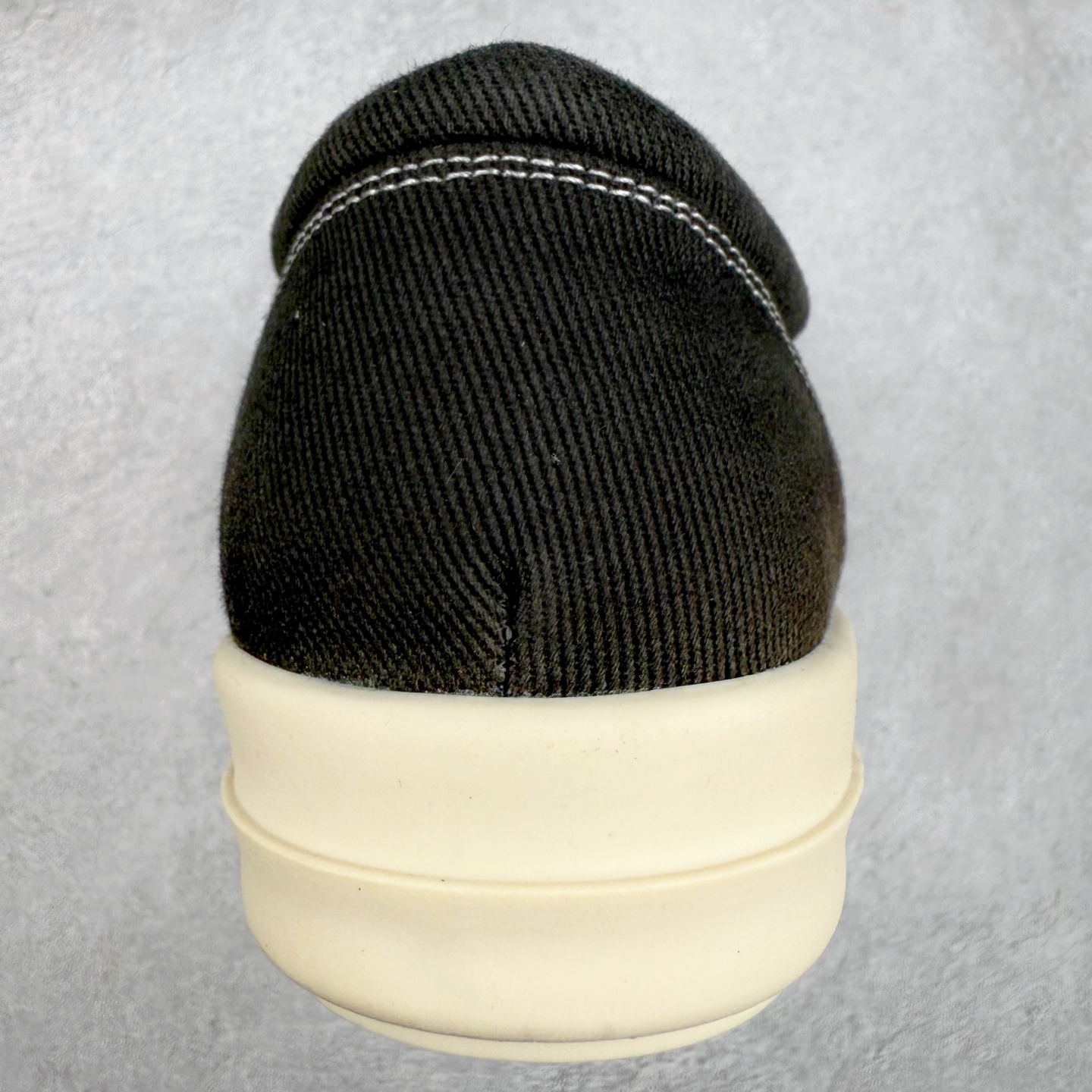 图片[8]-＃F纯原 Rick Owens Edfu 瑞克·欧文斯低帮皮面时尚运动板鞋 最新版底模 drkshdw字体凸出来的 无半点色差 斜纹布的材质和间距都是极致还原 【鞋头采用原版一致工艺 又翘又歪的效果目前这个技术市面上的任何版本都达不到这个效果】【经历了3个半月时间洪师傅带领8人团队终于研究出1-1复刻还原版本 东莞厚街洪师傅是一位有着17年的开板师经验丰富的一位老师傅 一针一孔的研究 私模开发205个走针69个细节一步到位不敢说百分百💯保证有百分之98还原 慢工出细活 好的产品不怕晚 这次的开发针对艺术家 收藏家 高品质的人群 定制品牌logo的拉链 超大一比一规格礼盒装 重达3斤以上 外加定制欧文斯保护盒 配有日文、英文 双语种配件卡片 细节诠释 一件不落 鞋盒翻盖 三标 正面+底部都一一做到 虽然增加不了实质的成本 但是打磨产品的细节 再微小也会还原 尺码：38 39 40 41 42 43 44 45 46-选品中心