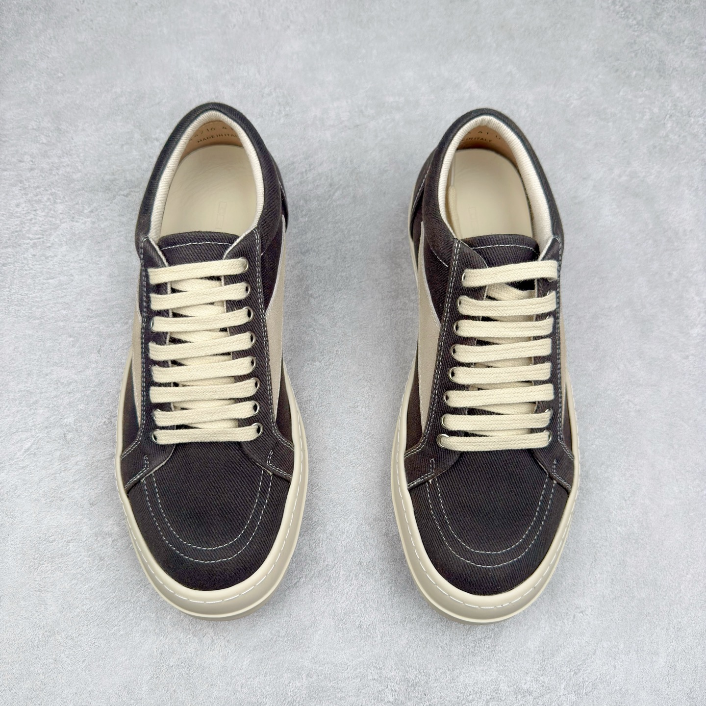 图片[2]-＃F纯原 Rick Owens Edfu 瑞克·欧文斯低帮皮面时尚运动板鞋 最新版底模 drkshdw字体凸出来的 无半点色差 斜纹布的材质和间距都是极致还原 【鞋头采用原版一致工艺 又翘又歪的效果目前这个技术市面上的任何版本都达不到这个效果】【经历了3个半月时间洪师傅带领8人团队终于研究出1-1复刻还原版本 东莞厚街洪师傅是一位有着17年的开板师经验丰富的一位老师傅 一针一孔的研究 私模开发205个走针69个细节一步到位不敢说百分百💯保证有百分之98还原 慢工出细活 好的产品不怕晚 这次的开发针对艺术家 收藏家 高品质的人群 定制品牌logo的拉链 超大一比一规格礼盒装 重达3斤以上 外加定制欧文斯保护盒 配有日文、英文 双语种配件卡片 细节诠释 一件不落 鞋盒翻盖 三标 正面+底部都一一做到 虽然增加不了实质的成本 但是打磨产品的细节 再微小也会还原 尺码：38 39 40 41 42 43 44 45 46-选品中心