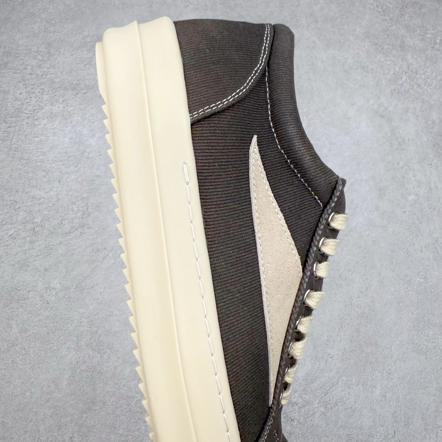 图片[6]-＃F纯原 Rick Owens Edfu 瑞克·欧文斯低帮皮面时尚运动板鞋 最新版底模 drkshdw字体凸出来的 无半点色差 斜纹布的材质和间距都是极致还原 【鞋头采用原版一致工艺 又翘又歪的效果目前这个技术市面上的任何版本都达不到这个效果】【经历了3个半月时间洪师傅带领8人团队终于研究出1-1复刻还原版本 东莞厚街洪师傅是一位有着17年的开板师经验丰富的一位老师傅 一针一孔的研究 私模开发205个走针69个细节一步到位不敢说百分百💯保证有百分之98还原 慢工出细活 好的产品不怕晚 这次的开发针对艺术家 收藏家 高品质的人群 定制品牌logo的拉链 超大一比一规格礼盒装 重达3斤以上 外加定制欧文斯保护盒 配有日文、英文 双语种配件卡片 细节诠释 一件不落 鞋盒翻盖 三标 正面+底部都一一做到 虽然增加不了实质的成本 但是打磨产品的细节 再微小也会还原 尺码：38 39 40 41 42 43 44 45 46-选品中心