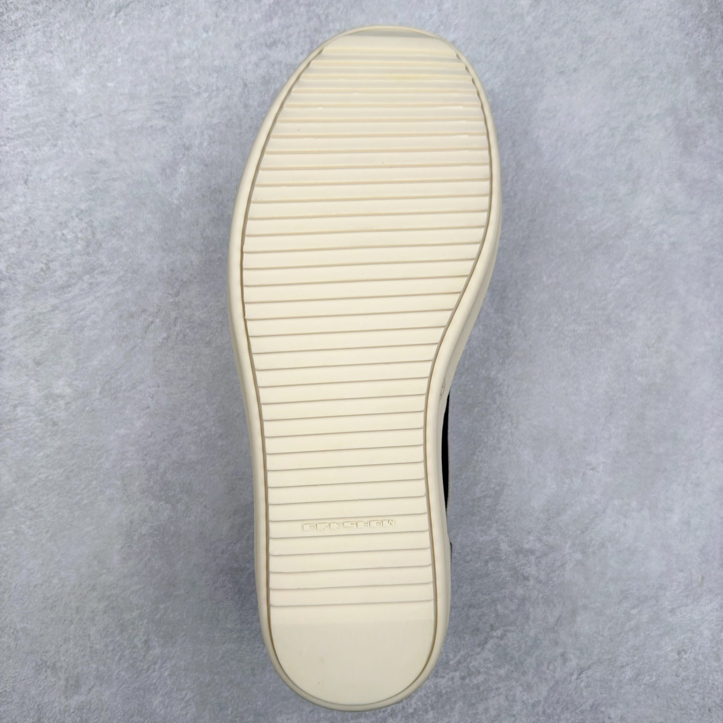 图片[9]-＃F纯原 Rick Owens Edfu 瑞克·欧文斯低帮皮面时尚运动板鞋 最新版底模 drkshdw字体凸出来的 无半点色差 斜纹布的材质和间距都是极致还原 【鞋头采用原版一致工艺 又翘又歪的效果目前这个技术市面上的任何版本都达不到这个效果】【经历了3个半月时间洪师傅带领8人团队终于研究出1-1复刻还原版本 东莞厚街洪师傅是一位有着17年的开板师经验丰富的一位老师傅 一针一孔的研究 私模开发205个走针69个细节一步到位不敢说百分百💯保证有百分之98还原 慢工出细活 好的产品不怕晚 这次的开发针对艺术家 收藏家 高品质的人群 定制品牌logo的拉链 超大一比一规格礼盒装 重达3斤以上 外加定制欧文斯保护盒 配有日文、英文 双语种配件卡片 细节诠释 一件不落 鞋盒翻盖 三标 正面+底部都一一做到 虽然增加不了实质的成本 但是打磨产品的细节 再微小也会还原 尺码：38 39 40 41 42 43 44 45 46-选品中心