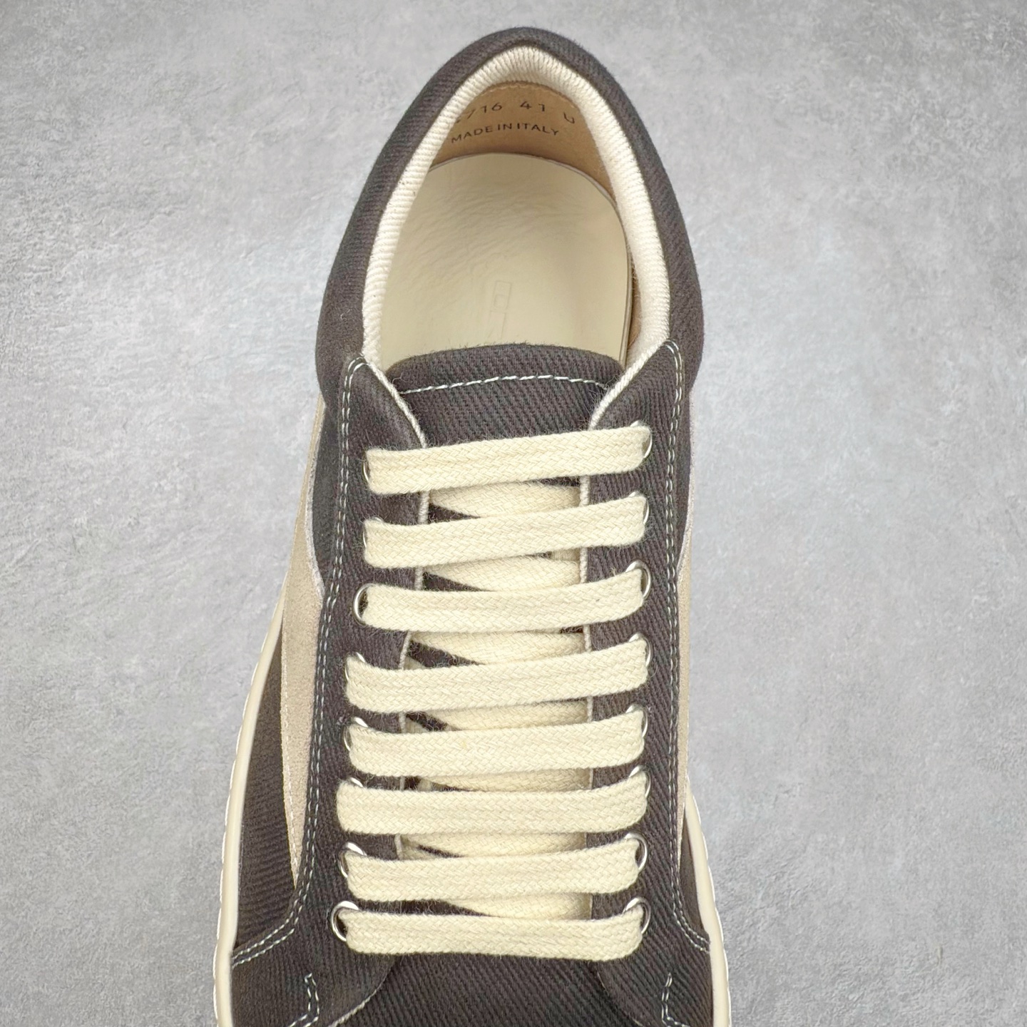 图片[5]-＃F纯原 Rick Owens Edfu 瑞克·欧文斯低帮皮面时尚运动板鞋 最新版底模 drkshdw字体凸出来的 无半点色差 斜纹布的材质和间距都是极致还原 【鞋头采用原版一致工艺 又翘又歪的效果目前这个技术市面上的任何版本都达不到这个效果】【经历了3个半月时间洪师傅带领8人团队终于研究出1-1复刻还原版本 东莞厚街洪师傅是一位有着17年的开板师经验丰富的一位老师傅 一针一孔的研究 私模开发205个走针69个细节一步到位不敢说百分百💯保证有百分之98还原 慢工出细活 好的产品不怕晚 这次的开发针对艺术家 收藏家 高品质的人群 定制品牌logo的拉链 超大一比一规格礼盒装 重达3斤以上 外加定制欧文斯保护盒 配有日文、英文 双语种配件卡片 细节诠释 一件不落 鞋盒翻盖 三标 正面+底部都一一做到 虽然增加不了实质的成本 但是打磨产品的细节 再微小也会还原 尺码：38 39 40 41 42 43 44 45 46-选品中心