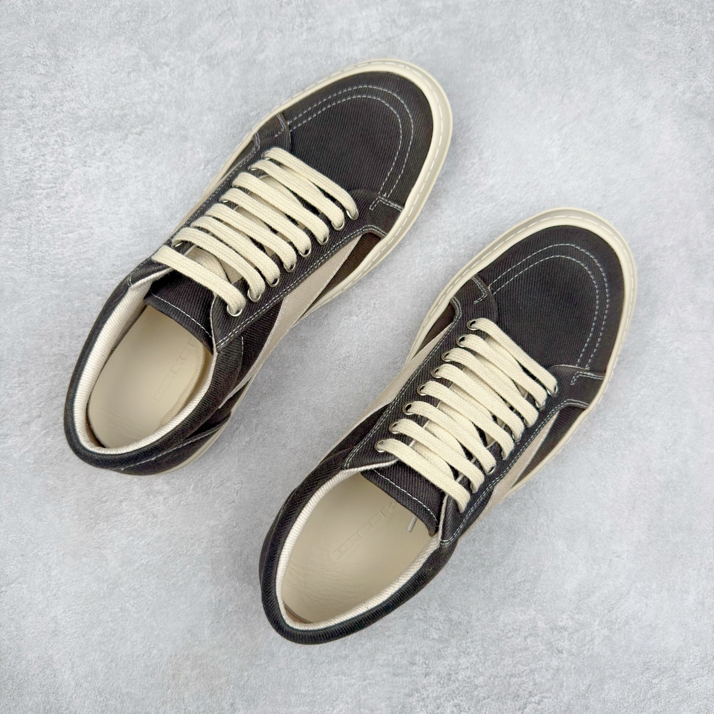 图片[3]-＃F纯原 Rick Owens Edfu 瑞克·欧文斯低帮皮面时尚运动板鞋 最新版底模 drkshdw字体凸出来的 无半点色差 斜纹布的材质和间距都是极致还原 【鞋头采用原版一致工艺 又翘又歪的效果目前这个技术市面上的任何版本都达不到这个效果】【经历了3个半月时间洪师傅带领8人团队终于研究出1-1复刻还原版本 东莞厚街洪师傅是一位有着17年的开板师经验丰富的一位老师傅 一针一孔的研究 私模开发205个走针69个细节一步到位不敢说百分百💯保证有百分之98还原 慢工出细活 好的产品不怕晚 这次的开发针对艺术家 收藏家 高品质的人群 定制品牌logo的拉链 超大一比一规格礼盒装 重达3斤以上 外加定制欧文斯保护盒 配有日文、英文 双语种配件卡片 细节诠释 一件不落 鞋盒翻盖 三标 正面+底部都一一做到 虽然增加不了实质的成本 但是打磨产品的细节 再微小也会还原 尺码：38 39 40 41 42 43 44 45 46-选品中心