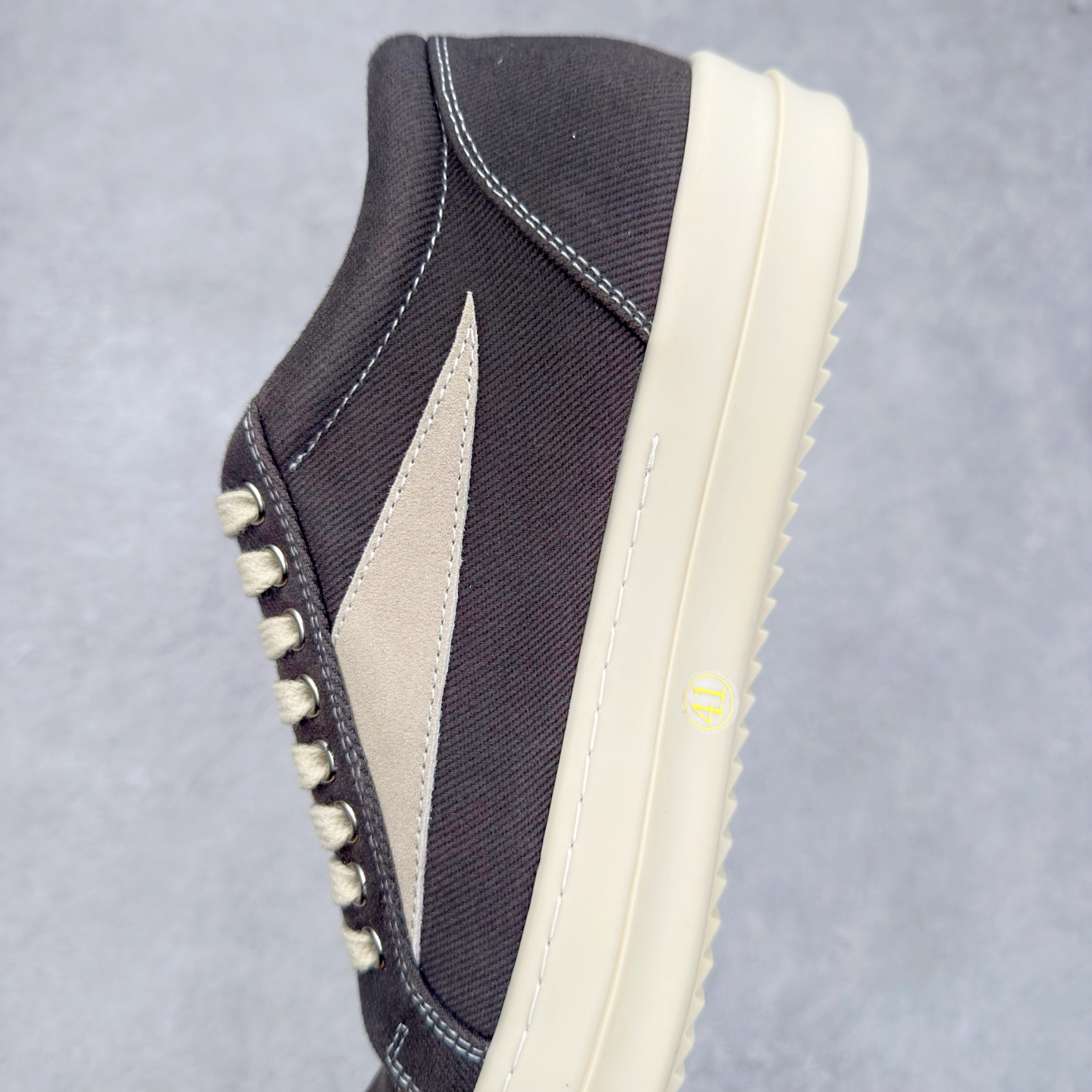 图片[7]-＃F纯原 Rick Owens Edfu 瑞克·欧文斯低帮皮面时尚运动板鞋 最新版底模 drkshdw字体凸出来的 无半点色差 斜纹布的材质和间距都是极致还原 【鞋头采用原版一致工艺 又翘又歪的效果目前这个技术市面上的任何版本都达不到这个效果】【经历了3个半月时间洪师傅带领8人团队终于研究出1-1复刻还原版本 东莞厚街洪师傅是一位有着17年的开板师经验丰富的一位老师傅 一针一孔的研究 私模开发205个走针69个细节一步到位不敢说百分百💯保证有百分之98还原 慢工出细活 好的产品不怕晚 这次的开发针对艺术家 收藏家 高品质的人群 定制品牌logo的拉链 超大一比一规格礼盒装 重达3斤以上 外加定制欧文斯保护盒 配有日文、英文 双语种配件卡片 细节诠释 一件不落 鞋盒翻盖 三标 正面+底部都一一做到 虽然增加不了实质的成本 但是打磨产品的细节 再微小也会还原 尺码：38 39 40 41 42 43 44 45 46-选品中心