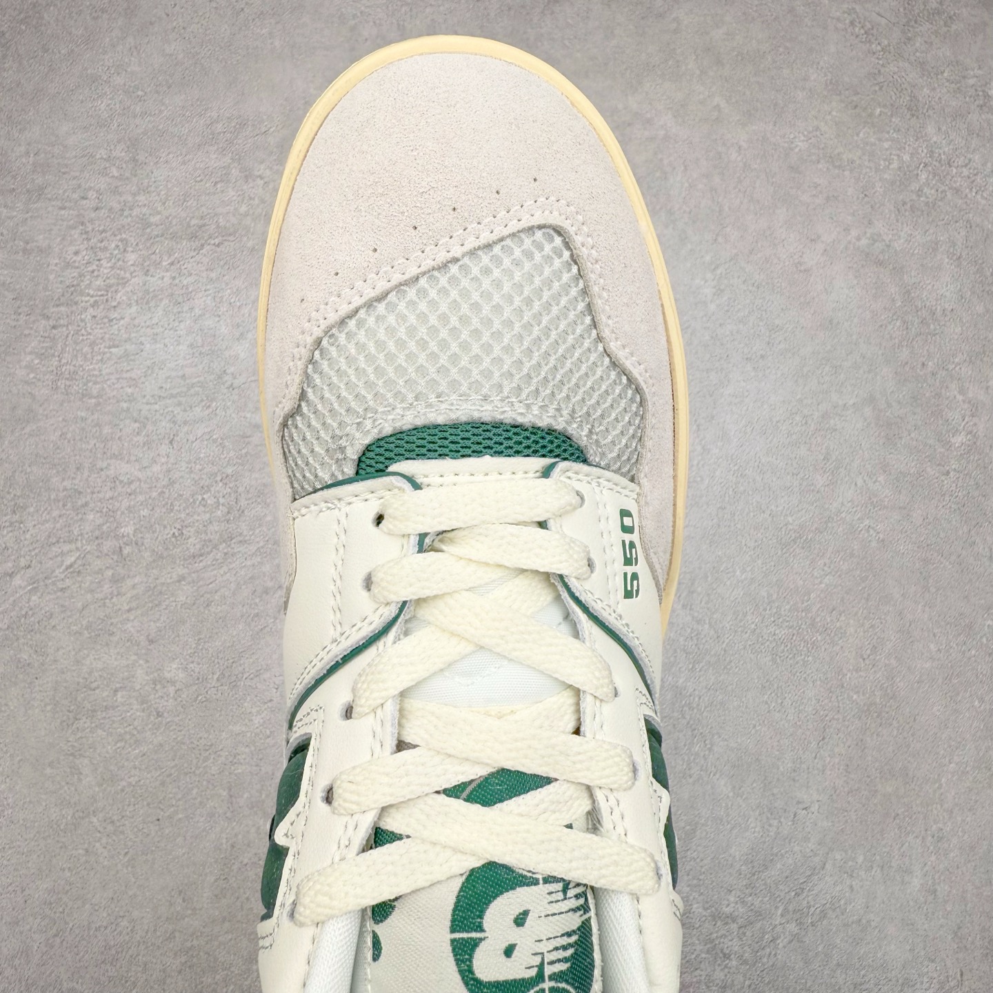 图片[4]-NB新百伦New Balance BB550系列经典复古低帮休闲运动篮球板鞋550 其实发迹于1989 年 是品牌历史中一款十分小众的篮球鞋履 低筒的鞋身搭配上皮革的设定让其鞋型在现今看来相当复古 同时搭配上Aimé Leon Dore刻画的四款配色 都让这款低调鞋款冲上炒价热搜 也因此让更多鞋迷知悉这款NB 鞋履 相比NB 550 来说 Louis Vuitton 所发表的LV Trainer 运动鞋就是知名度较高的一款球鞋了 由品牌男装创意总监Virgil Abloh 利用复古篮球鞋作为灵感刻画而成 搭配上LV 高质感皮革的陪衬成为当今精品时尚球鞋的代表作品 仔细一看New Balance 550 与Louis Vuitton LV Trainer 都以「篮球鞋」为蓝图 复古鞋貌的特色氛围也极其相似 尺码：36 37 37.5 38 38.5 39 40 40.5 41.5 42 42.5 43 44 45-选品中心