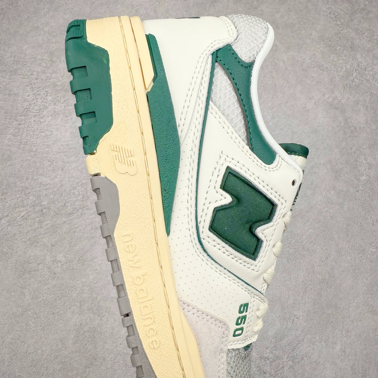 图片[6]-NB新百伦New Balance BB550系列经典复古低帮休闲运动篮球板鞋550 其实发迹于1989 年 是品牌历史中一款十分小众的篮球鞋履 低筒的鞋身搭配上皮革的设定让其鞋型在现今看来相当复古 同时搭配上Aimé Leon Dore刻画的四款配色 都让这款低调鞋款冲上炒价热搜 也因此让更多鞋迷知悉这款NB 鞋履 相比NB 550 来说 Louis Vuitton 所发表的LV Trainer 运动鞋就是知名度较高的一款球鞋了 由品牌男装创意总监Virgil Abloh 利用复古篮球鞋作为灵感刻画而成 搭配上LV 高质感皮革的陪衬成为当今精品时尚球鞋的代表作品 仔细一看New Balance 550 与Louis Vuitton LV Trainer 都以「篮球鞋」为蓝图 复古鞋貌的特色氛围也极其相似 尺码：36 37 37.5 38 38.5 39 40 40.5 41.5 42 42.5 43 44 45-选品中心