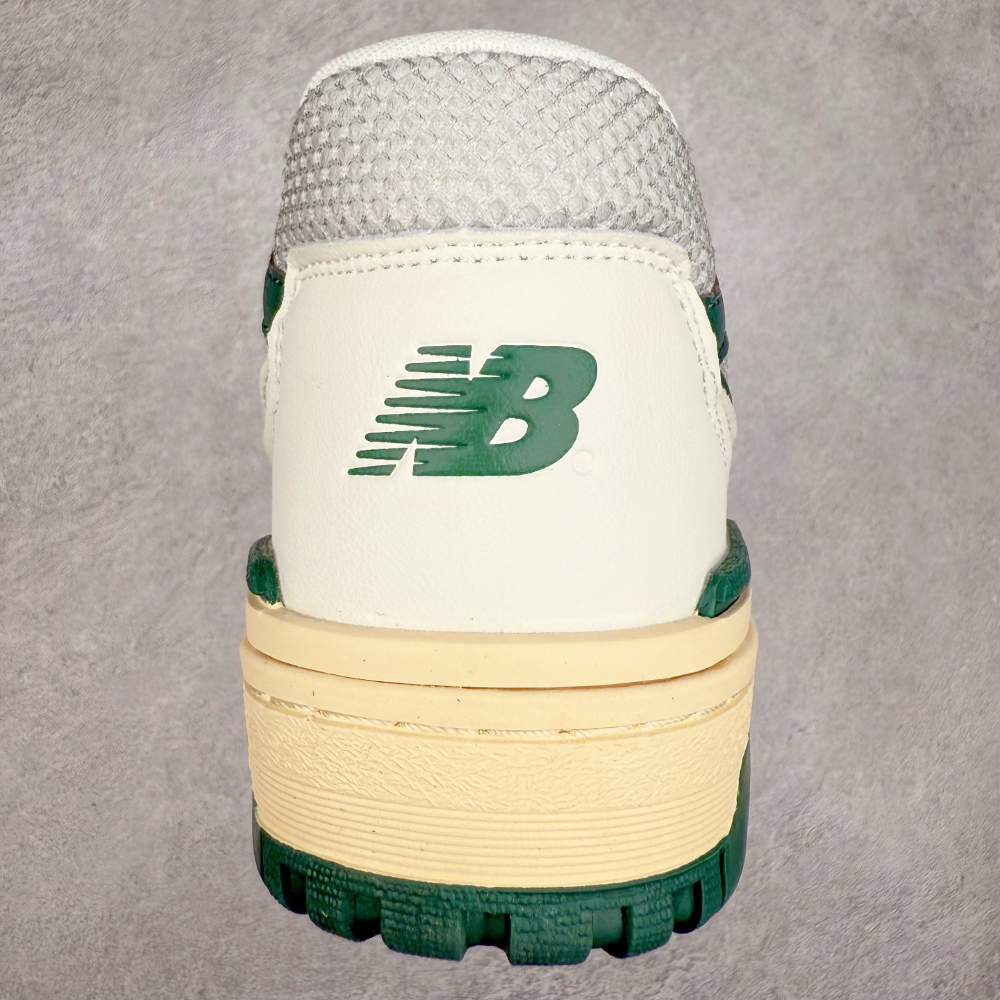 图片[8]-NB新百伦New Balance BB550系列经典复古低帮休闲运动篮球板鞋550 其实发迹于1989 年 是品牌历史中一款十分小众的篮球鞋履 低筒的鞋身搭配上皮革的设定让其鞋型在现今看来相当复古 同时搭配上Aimé Leon Dore刻画的四款配色 都让这款低调鞋款冲上炒价热搜 也因此让更多鞋迷知悉这款NB 鞋履 相比NB 550 来说 Louis Vuitton 所发表的LV Trainer 运动鞋就是知名度较高的一款球鞋了 由品牌男装创意总监Virgil Abloh 利用复古篮球鞋作为灵感刻画而成 搭配上LV 高质感皮革的陪衬成为当今精品时尚球鞋的代表作品 仔细一看New Balance 550 与Louis Vuitton LV Trainer 都以「篮球鞋」为蓝图 复古鞋貌的特色氛围也极其相似 尺码：36 37 37.5 38 38.5 39 40 40.5 41.5 42 42.5 43 44 45-选品中心