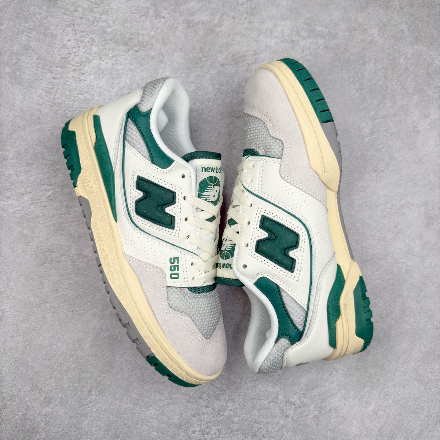 图片[3]-NB新百伦New Balance BB550系列经典复古低帮休闲运动篮球板鞋550 其实发迹于1989 年 是品牌历史中一款十分小众的篮球鞋履 低筒的鞋身搭配上皮革的设定让其鞋型在现今看来相当复古 同时搭配上Aimé Leon Dore刻画的四款配色 都让这款低调鞋款冲上炒价热搜 也因此让更多鞋迷知悉这款NB 鞋履 相比NB 550 来说 Louis Vuitton 所发表的LV Trainer 运动鞋就是知名度较高的一款球鞋了 由品牌男装创意总监Virgil Abloh 利用复古篮球鞋作为灵感刻画而成 搭配上LV 高质感皮革的陪衬成为当今精品时尚球鞋的代表作品 仔细一看New Balance 550 与Louis Vuitton LV Trainer 都以「篮球鞋」为蓝图 复古鞋貌的特色氛围也极其相似 尺码：36 37 37.5 38 38.5 39 40 40.5 41.5 42 42.5 43 44 45-选品中心