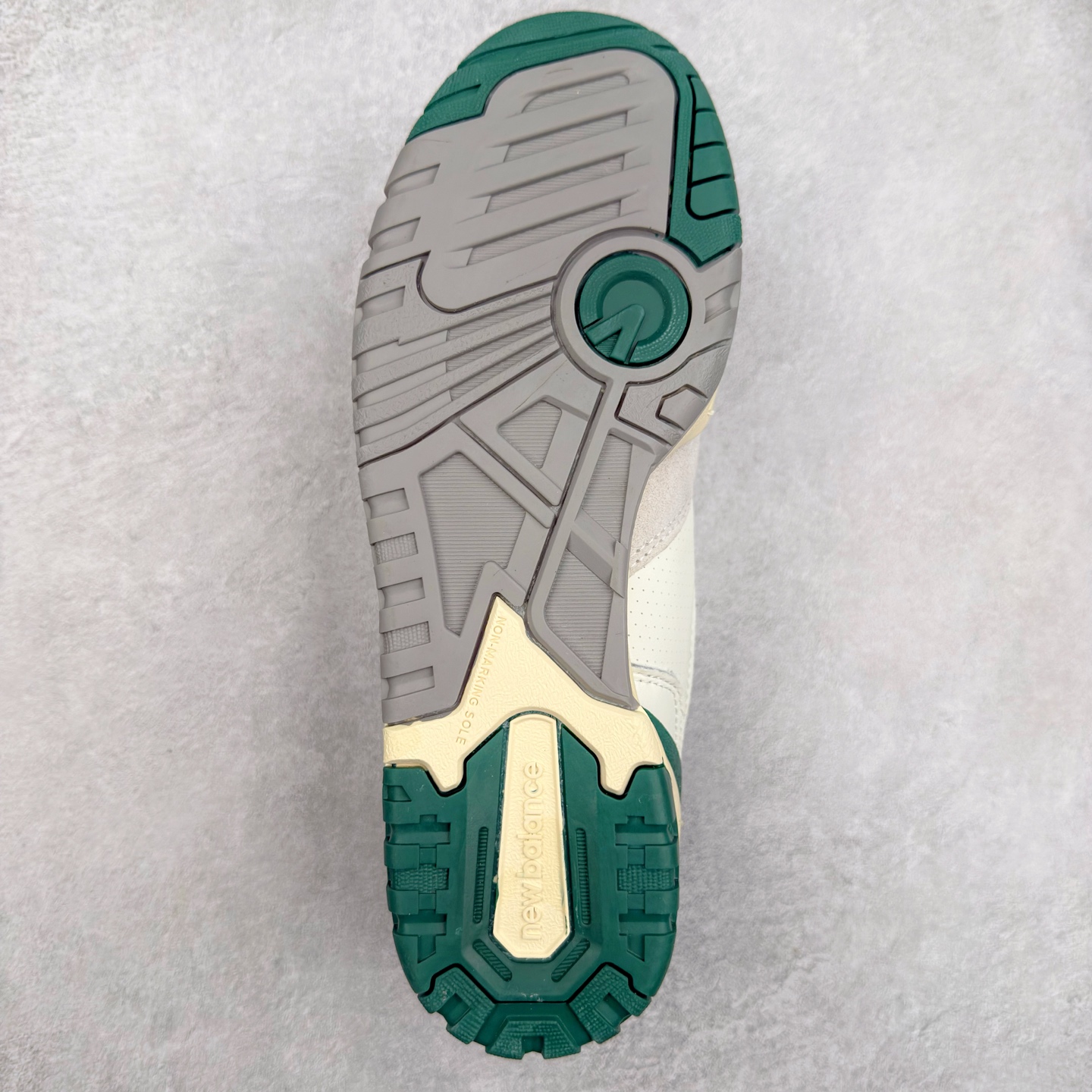 图片[9]-NB新百伦New Balance BB550系列经典复古低帮休闲运动篮球板鞋550 其实发迹于1989 年 是品牌历史中一款十分小众的篮球鞋履 低筒的鞋身搭配上皮革的设定让其鞋型在现今看来相当复古 同时搭配上Aimé Leon Dore刻画的四款配色 都让这款低调鞋款冲上炒价热搜 也因此让更多鞋迷知悉这款NB 鞋履 相比NB 550 来说 Louis Vuitton 所发表的LV Trainer 运动鞋就是知名度较高的一款球鞋了 由品牌男装创意总监Virgil Abloh 利用复古篮球鞋作为灵感刻画而成 搭配上LV 高质感皮革的陪衬成为当今精品时尚球鞋的代表作品 仔细一看New Balance 550 与Louis Vuitton LV Trainer 都以「篮球鞋」为蓝图 复古鞋貌的特色氛围也极其相似 尺码：36 37 37.5 38 38.5 39 40 40.5 41.5 42 42.5 43 44 45-选品中心