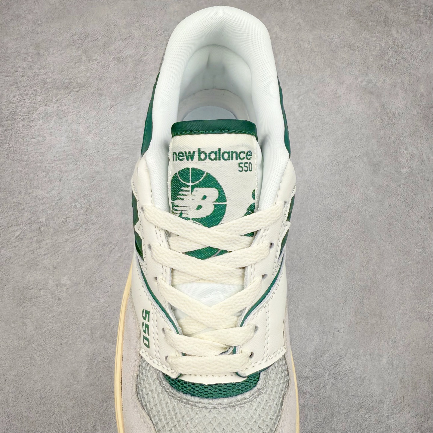 图片[5]-NB新百伦New Balance BB550系列经典复古低帮休闲运动篮球板鞋550 其实发迹于1989 年 是品牌历史中一款十分小众的篮球鞋履 低筒的鞋身搭配上皮革的设定让其鞋型在现今看来相当复古 同时搭配上Aimé Leon Dore刻画的四款配色 都让这款低调鞋款冲上炒价热搜 也因此让更多鞋迷知悉这款NB 鞋履 相比NB 550 来说 Louis Vuitton 所发表的LV Trainer 运动鞋就是知名度较高的一款球鞋了 由品牌男装创意总监Virgil Abloh 利用复古篮球鞋作为灵感刻画而成 搭配上LV 高质感皮革的陪衬成为当今精品时尚球鞋的代表作品 仔细一看New Balance 550 与Louis Vuitton LV Trainer 都以「篮球鞋」为蓝图 复古鞋貌的特色氛围也极其相似 尺码：36 37 37.5 38 38.5 39 40 40.5 41.5 42 42.5 43 44 45-选品中心