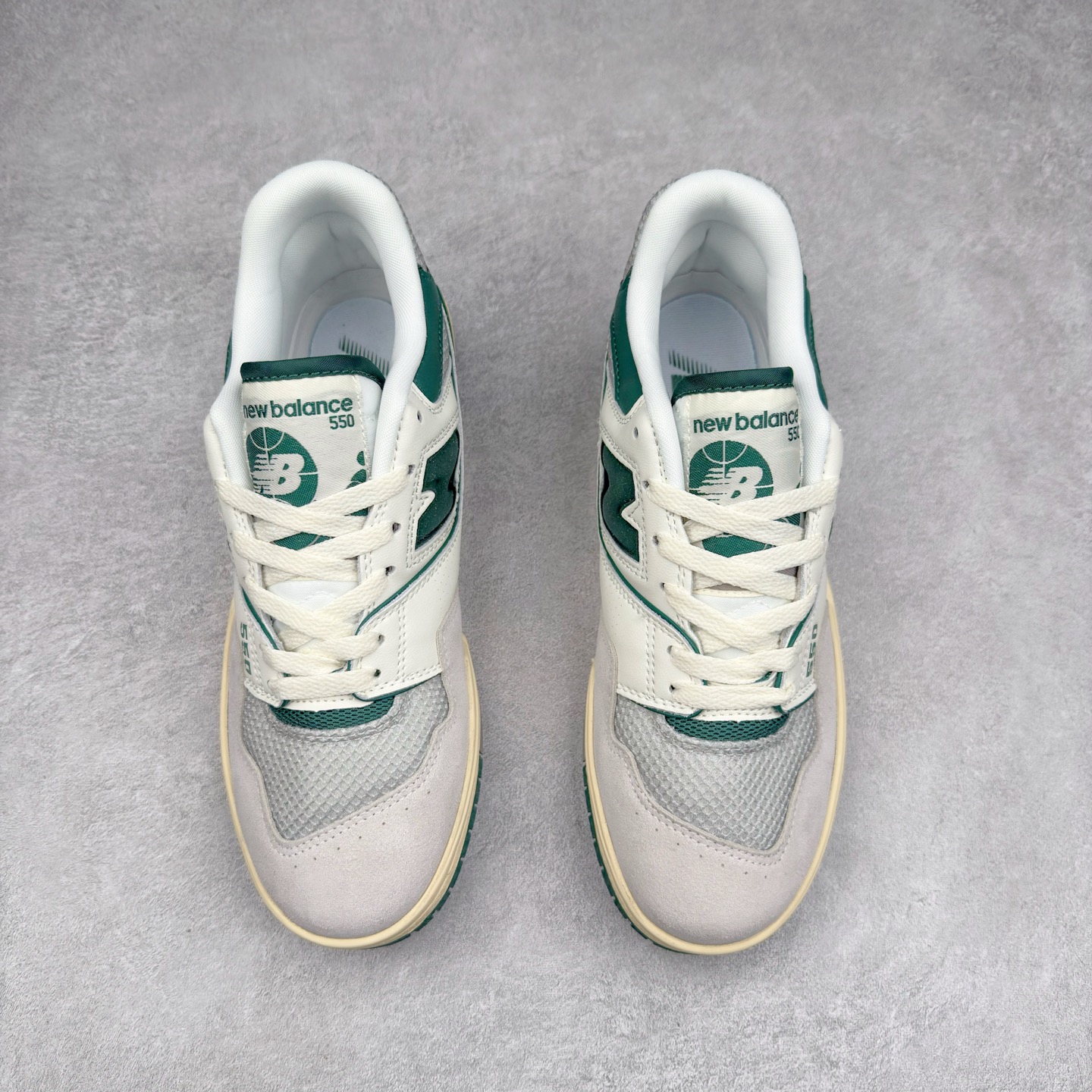 图片[2]-NB新百伦New Balance BB550系列经典复古低帮休闲运动篮球板鞋550 其实发迹于1989 年 是品牌历史中一款十分小众的篮球鞋履 低筒的鞋身搭配上皮革的设定让其鞋型在现今看来相当复古 同时搭配上Aimé Leon Dore刻画的四款配色 都让这款低调鞋款冲上炒价热搜 也因此让更多鞋迷知悉这款NB 鞋履 相比NB 550 来说 Louis Vuitton 所发表的LV Trainer 运动鞋就是知名度较高的一款球鞋了 由品牌男装创意总监Virgil Abloh 利用复古篮球鞋作为灵感刻画而成 搭配上LV 高质感皮革的陪衬成为当今精品时尚球鞋的代表作品 仔细一看New Balance 550 与Louis Vuitton LV Trainer 都以「篮球鞋」为蓝图 复古鞋貌的特色氛围也极其相似 尺码：36 37 37.5 38 38.5 39 40 40.5 41.5 42 42.5 43 44 45-选品中心