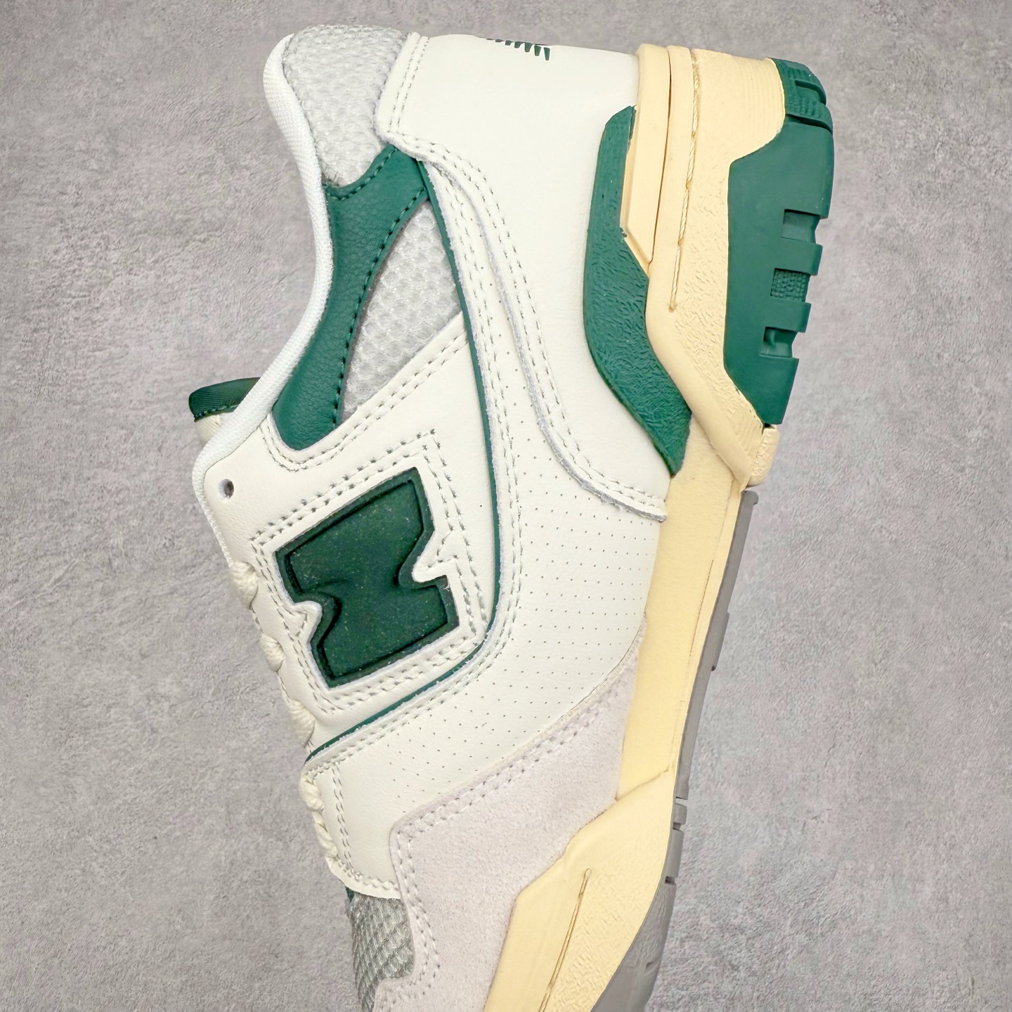 图片[7]-NB新百伦New Balance BB550系列经典复古低帮休闲运动篮球板鞋550 其实发迹于1989 年 是品牌历史中一款十分小众的篮球鞋履 低筒的鞋身搭配上皮革的设定让其鞋型在现今看来相当复古 同时搭配上Aimé Leon Dore刻画的四款配色 都让这款低调鞋款冲上炒价热搜 也因此让更多鞋迷知悉这款NB 鞋履 相比NB 550 来说 Louis Vuitton 所发表的LV Trainer 运动鞋就是知名度较高的一款球鞋了 由品牌男装创意总监Virgil Abloh 利用复古篮球鞋作为灵感刻画而成 搭配上LV 高质感皮革的陪衬成为当今精品时尚球鞋的代表作品 仔细一看New Balance 550 与Louis Vuitton LV Trainer 都以「篮球鞋」为蓝图 复古鞋貌的特色氛围也极其相似 尺码：36 37 37.5 38 38.5 39 40 40.5 41.5 42 42.5 43 44 45-选品中心