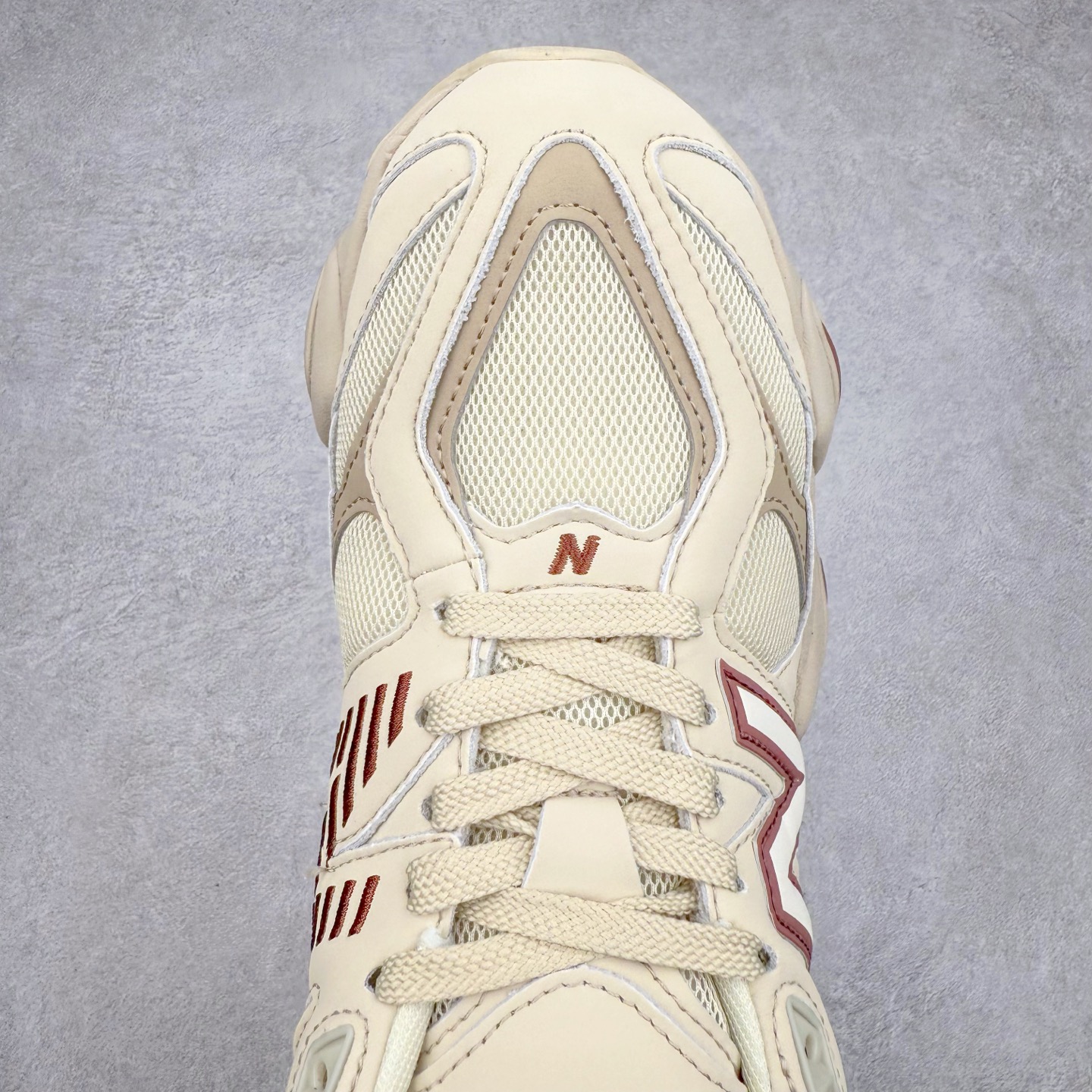 图片[4]-New Balance NB9060 复古运动鞋 新百伦又带来了新鞋型 并且是与芝加哥街头品牌 Joe Freshgoods 的联名款 鞋身主体采用了类似 990 系列的设计风格 与传统复古慢跑鞋区别不大 最大的变化就是鞋底部分 在传统设计的中底外层 增加了多个分区的模块 圆润的线条设计与我们熟悉的 New Balance 风格截然不同 但与同样充满弧形线条的鞋面搭配 看起来毫无违和感 尺码：36-45-选品中心