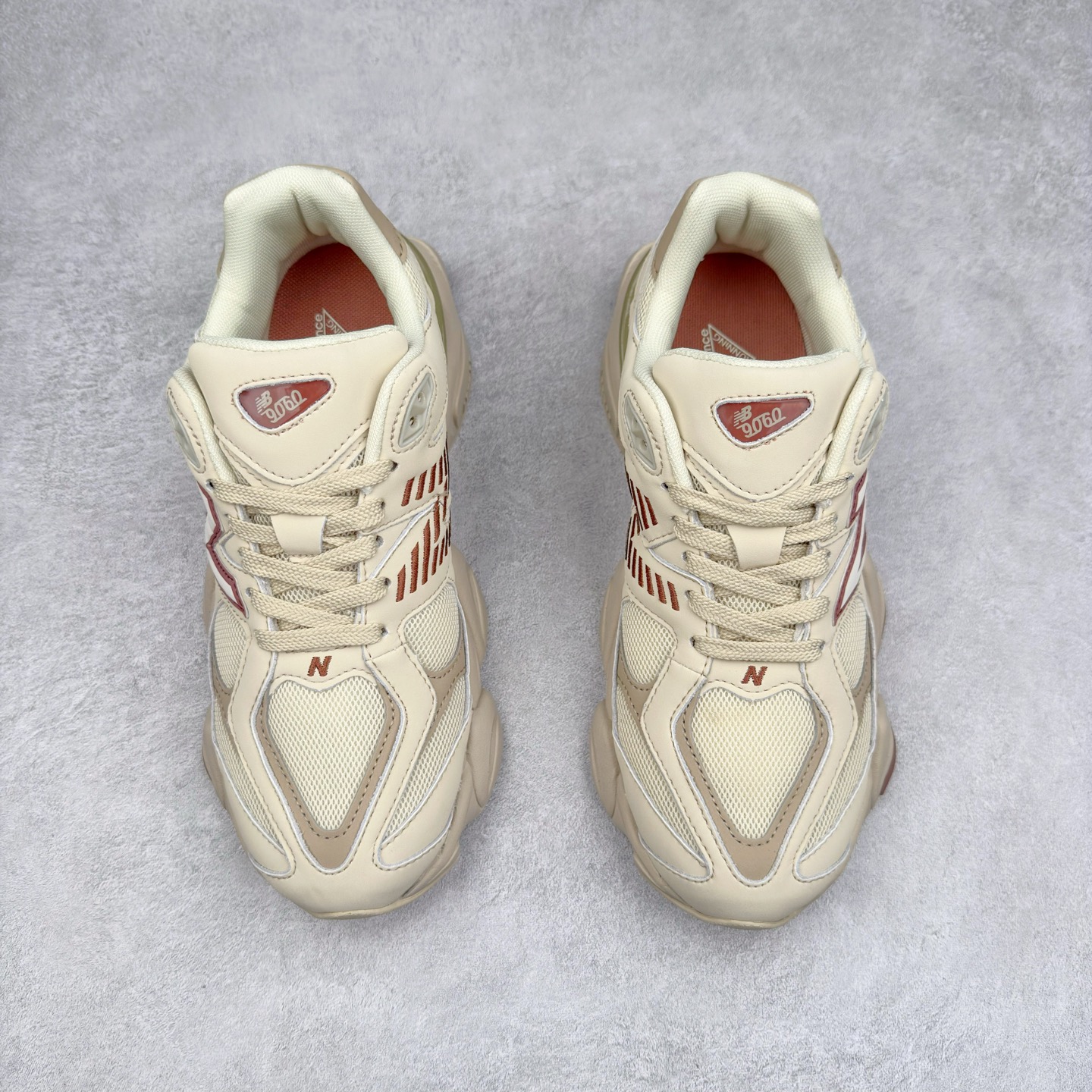 图片[2]-New Balance NB9060 复古运动鞋 新百伦又带来了新鞋型 并且是与芝加哥街头品牌 Joe Freshgoods 的联名款 鞋身主体采用了类似 990 系列的设计风格 与传统复古慢跑鞋区别不大 最大的变化就是鞋底部分 在传统设计的中底外层 增加了多个分区的模块 圆润的线条设计与我们熟悉的 New Balance 风格截然不同 但与同样充满弧形线条的鞋面搭配 看起来毫无违和感 尺码：36-45-选品中心