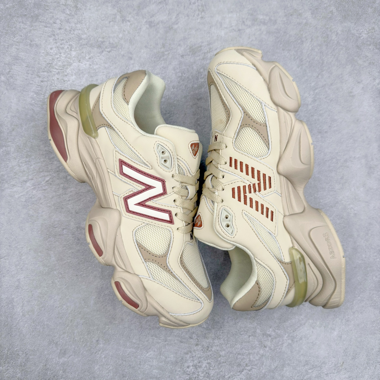 图片[3]-New Balance NB9060 复古运动鞋 新百伦又带来了新鞋型 并且是与芝加哥街头品牌 Joe Freshgoods 的联名款 鞋身主体采用了类似 990 系列的设计风格 与传统复古慢跑鞋区别不大 最大的变化就是鞋底部分 在传统设计的中底外层 增加了多个分区的模块 圆润的线条设计与我们熟悉的 New Balance 风格截然不同 但与同样充满弧形线条的鞋面搭配 看起来毫无违和感 尺码：36-45-选品中心