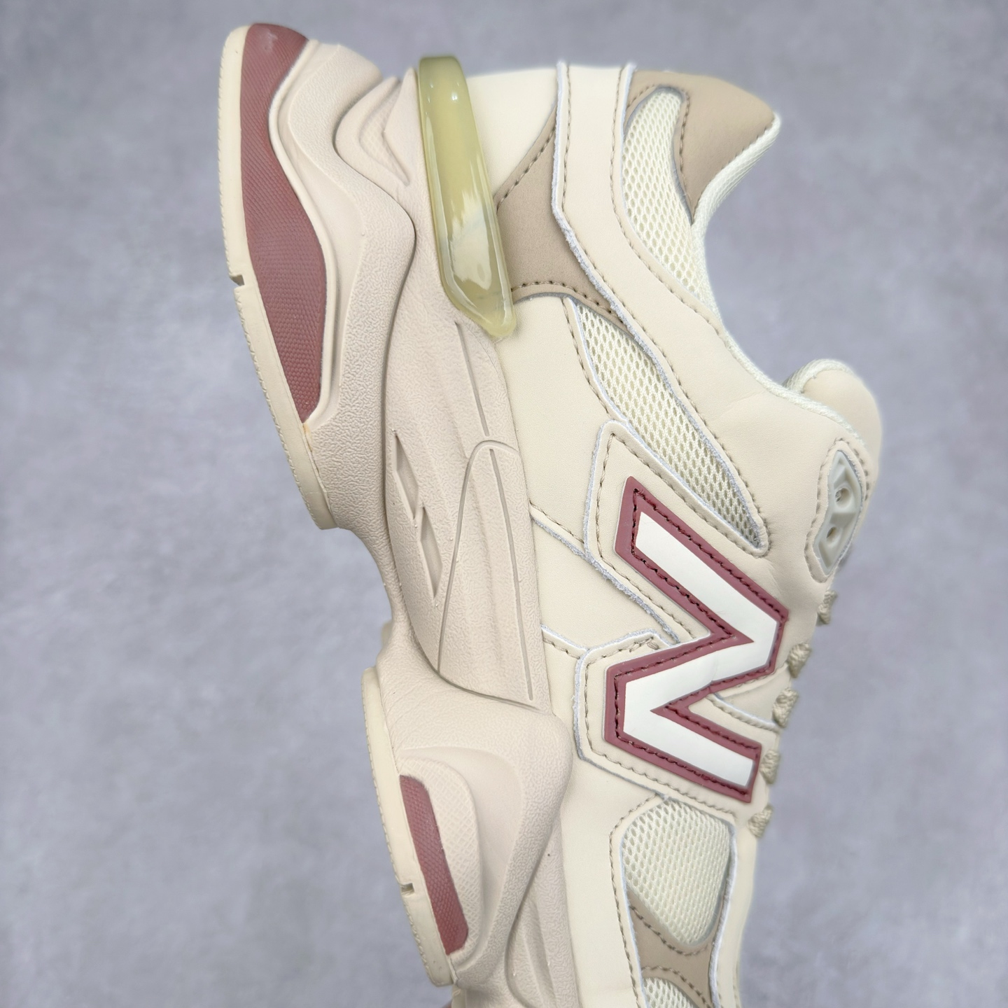 图片[6]-New Balance NB9060 复古运动鞋 新百伦又带来了新鞋型 并且是与芝加哥街头品牌 Joe Freshgoods 的联名款 鞋身主体采用了类似 990 系列的设计风格 与传统复古慢跑鞋区别不大 最大的变化就是鞋底部分 在传统设计的中底外层 增加了多个分区的模块 圆润的线条设计与我们熟悉的 New Balance 风格截然不同 但与同样充满弧形线条的鞋面搭配 看起来毫无违和感 尺码：36-45-选品中心