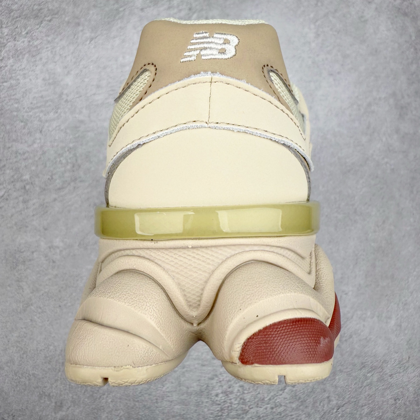 图片[8]-New Balance NB9060 复古运动鞋 新百伦又带来了新鞋型 并且是与芝加哥街头品牌 Joe Freshgoods 的联名款 鞋身主体采用了类似 990 系列的设计风格 与传统复古慢跑鞋区别不大 最大的变化就是鞋底部分 在传统设计的中底外层 增加了多个分区的模块 圆润的线条设计与我们熟悉的 New Balance 风格截然不同 但与同样充满弧形线条的鞋面搭配 看起来毫无违和感 尺码：36-45-选品中心