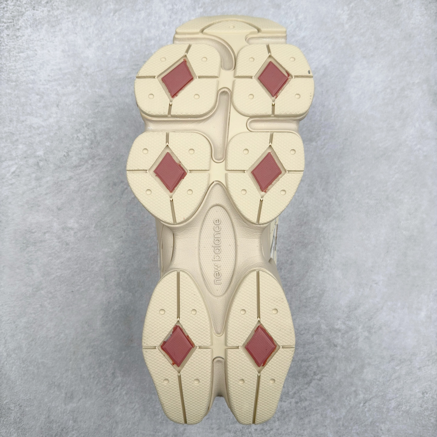 图片[9]-New Balance NB9060 复古运动鞋 新百伦又带来了新鞋型 并且是与芝加哥街头品牌 Joe Freshgoods 的联名款 鞋身主体采用了类似 990 系列的设计风格 与传统复古慢跑鞋区别不大 最大的变化就是鞋底部分 在传统设计的中底外层 增加了多个分区的模块 圆润的线条设计与我们熟悉的 New Balance 风格截然不同 但与同样充满弧形线条的鞋面搭配 看起来毫无违和感 尺码：36-45-选品中心